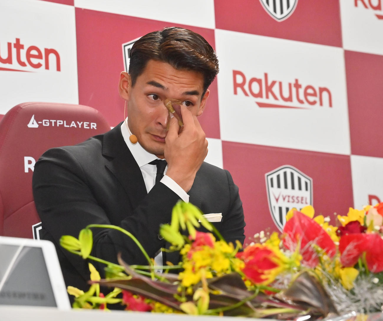 引退会見を行い、ビデオメッセージを見ながら涙をぬぐう神戸槙野（撮影・和賀正仁）