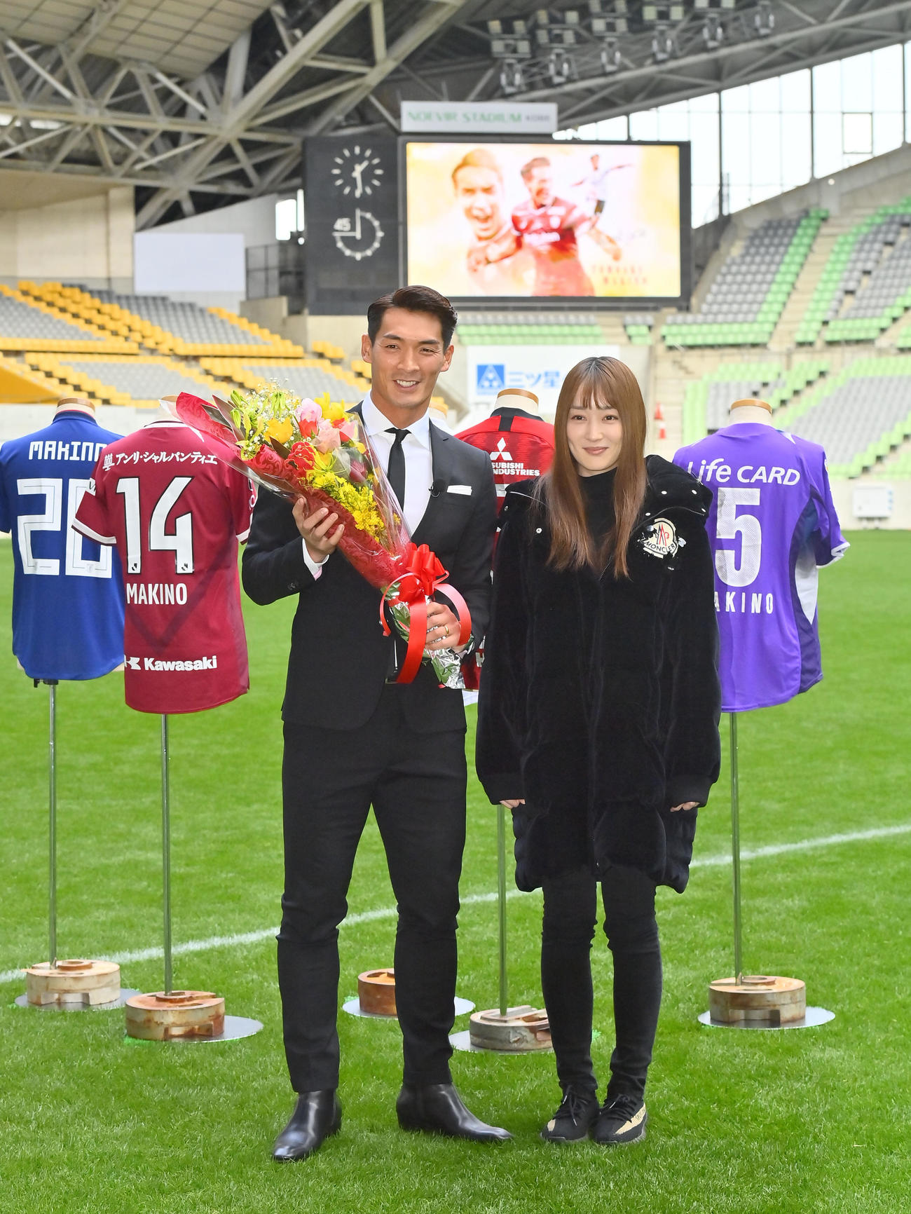 引退会見後、女優で妻の高梨臨から花束を贈られる神戸槙野（撮影・和賀正仁）