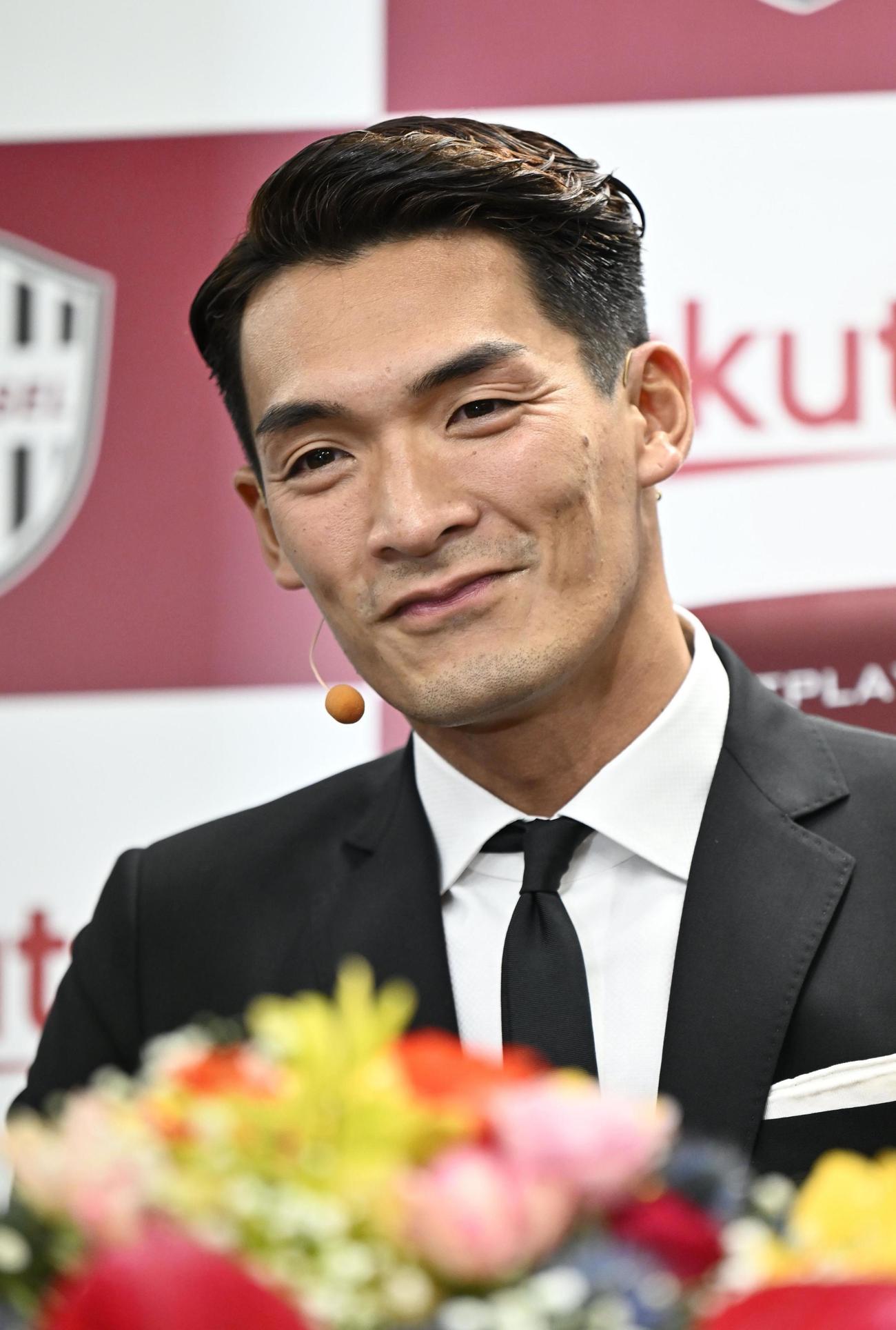 現役引退の記者会見をする槙野智章（共同）