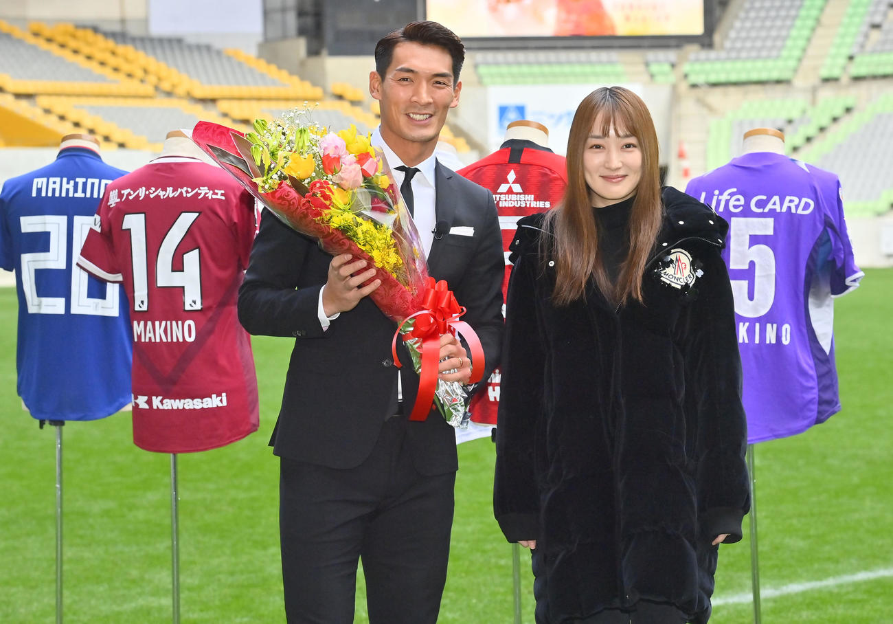 引退会見後、女優で妻の高梨臨から花束を贈られる神戸槙野（撮影・和賀正仁）