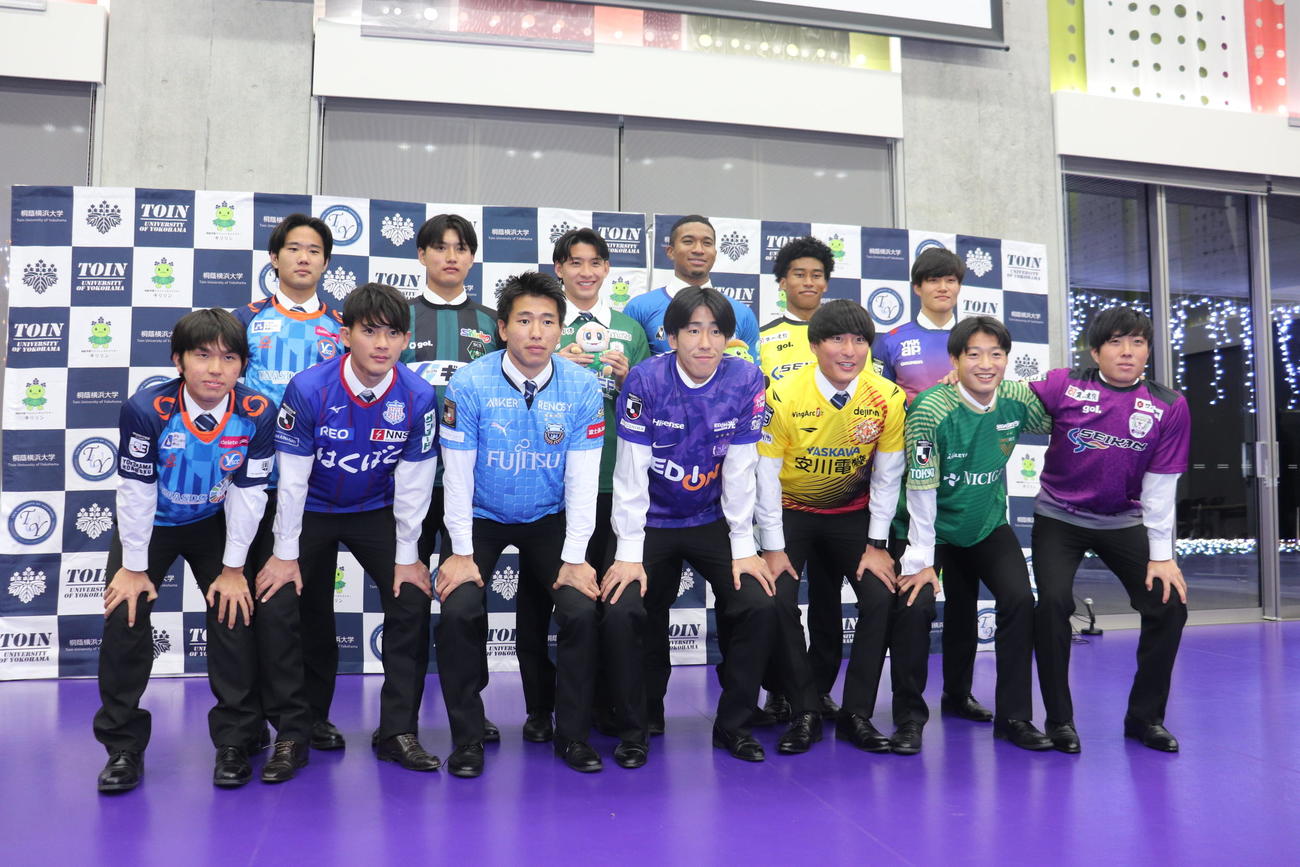 Jリーグ入りする桐蔭横浜大の13人の選手たち。前列左から大越寛人、水野颯太、山田新、中野就斗、高吉正真、楠大樹、小関陽星。後列左から大竹悠聖、左部開斗、羽田一平、寺沼星文、北村海チディ、鍋田純志