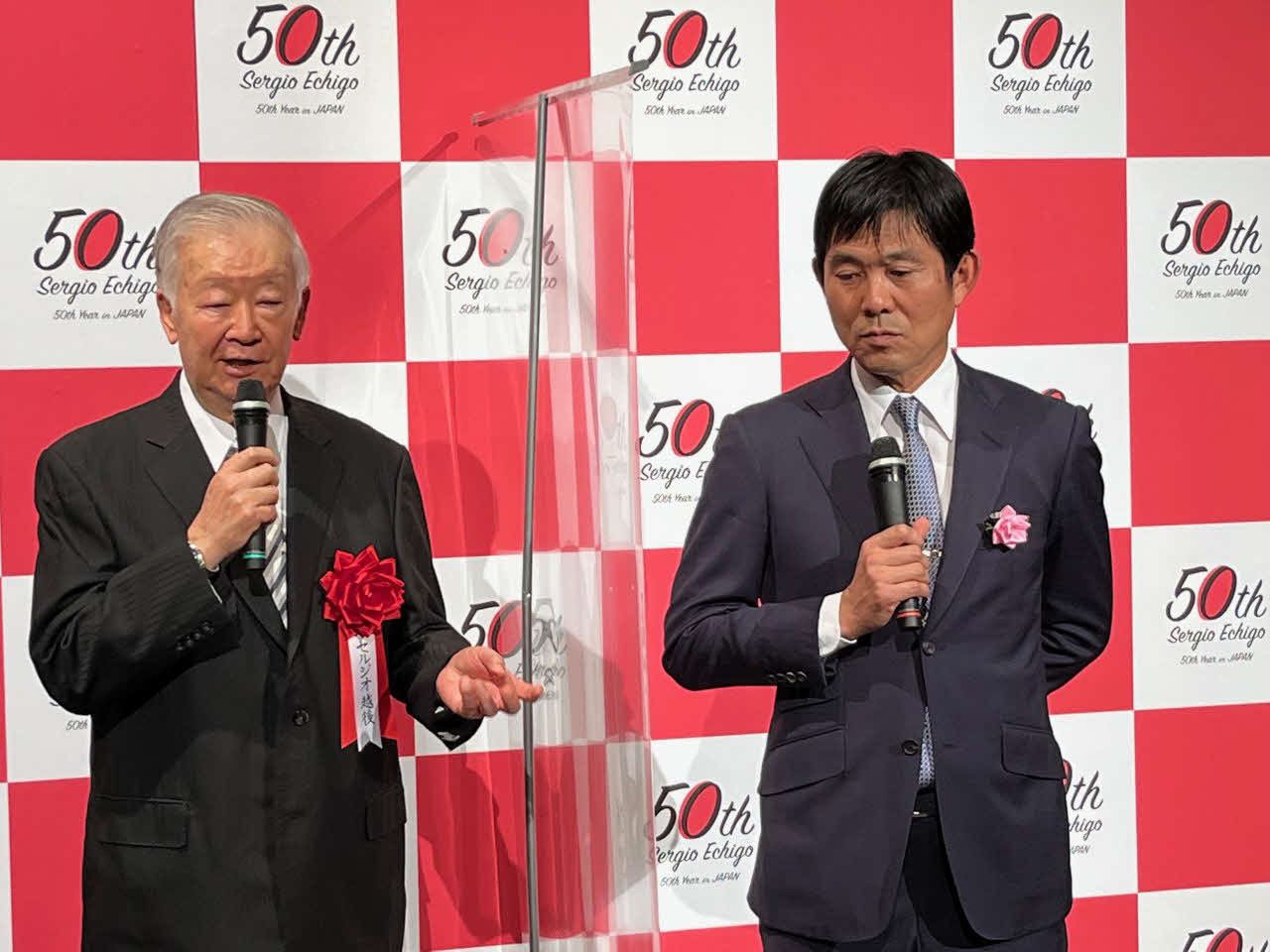 セルジオ越後氏（左）に激励される日本代表の森保監督