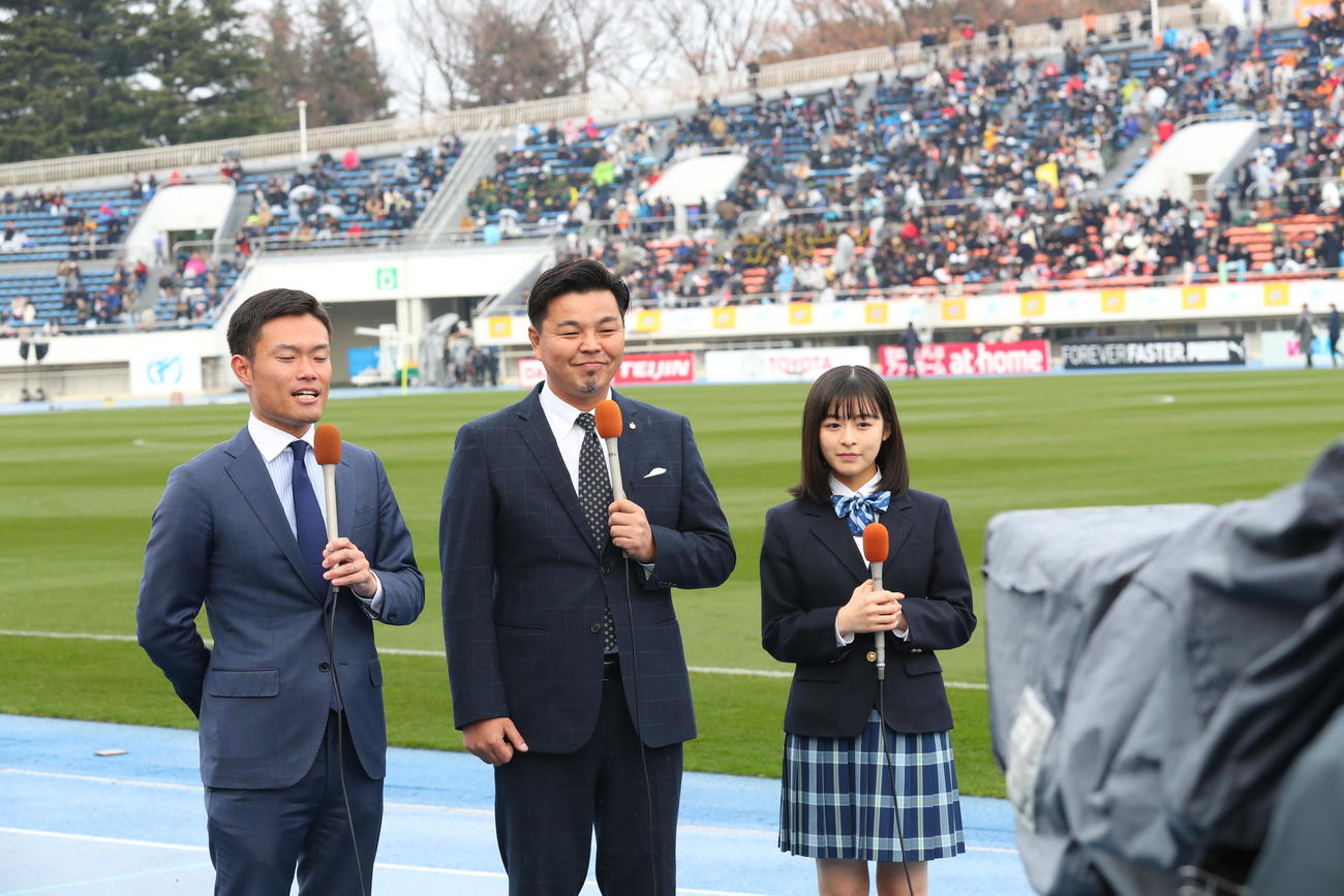 全国高校サッカー開会式　応援マネジャーの森七菜（右）（19年12月30日）