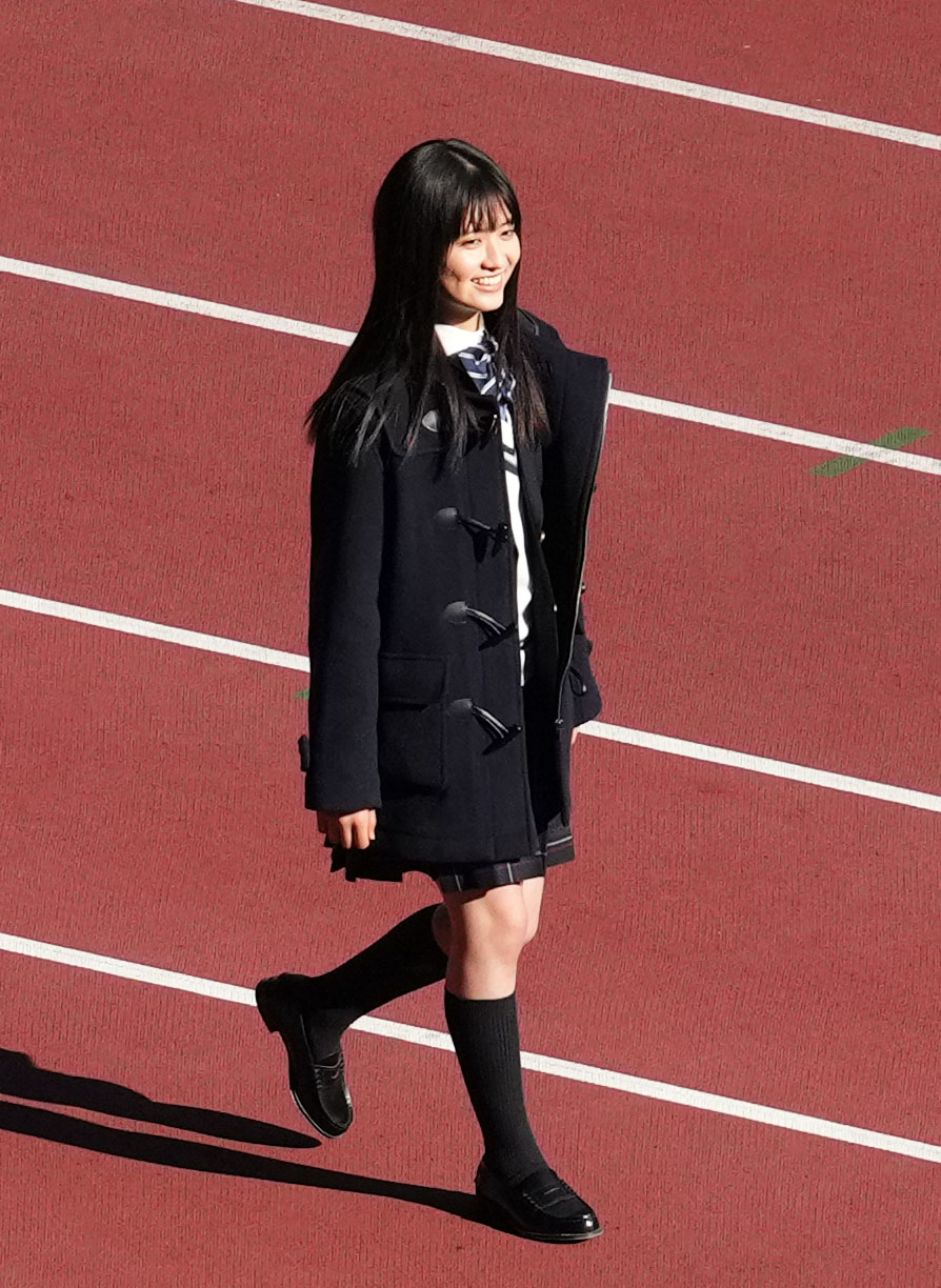 開会式で入場行進する18代目応援マネージャーの凛美（撮影・横山健太）