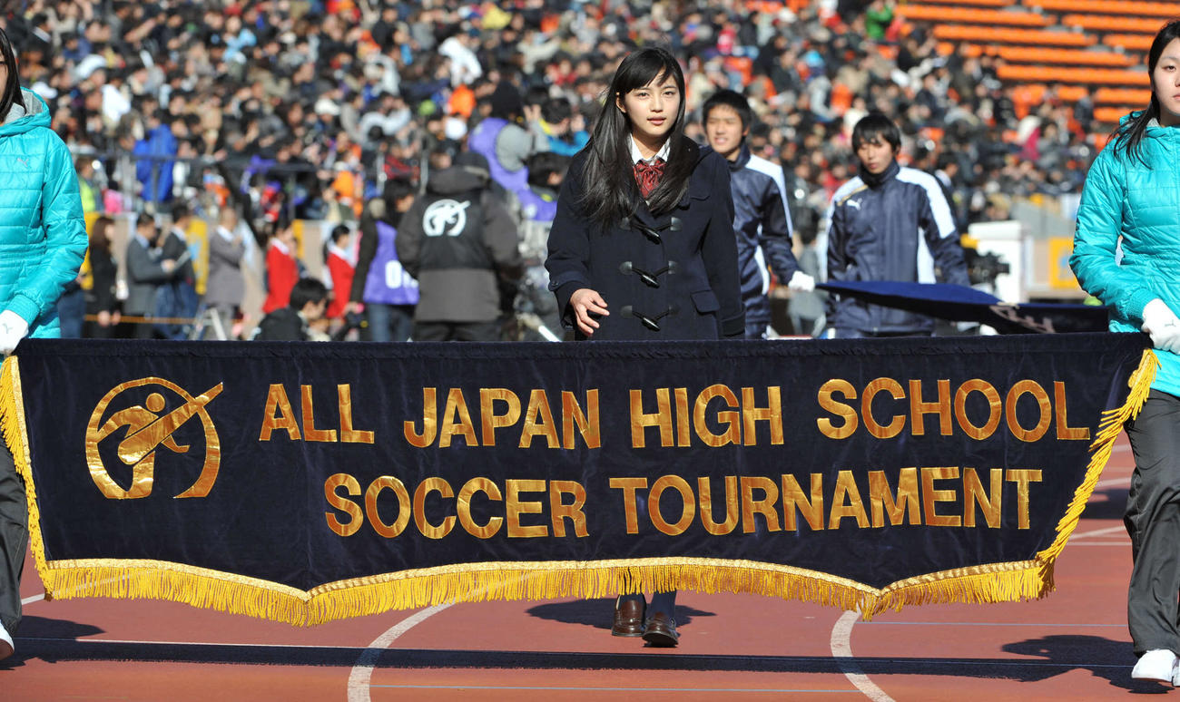 第90回全国高校サッカー選手権大会の開会式に臨む大会応援マネジャーの川口春奈（11年12月30日）