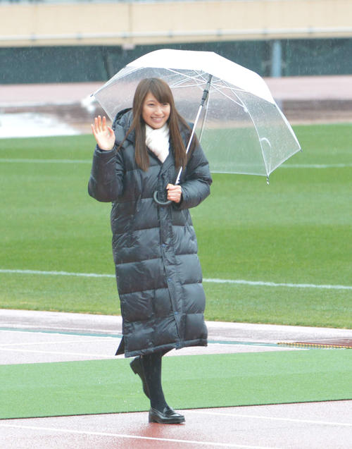 第91回全国高校サッカー選手権開会式　雨の中、手を振る大野いと（12年12月30日）