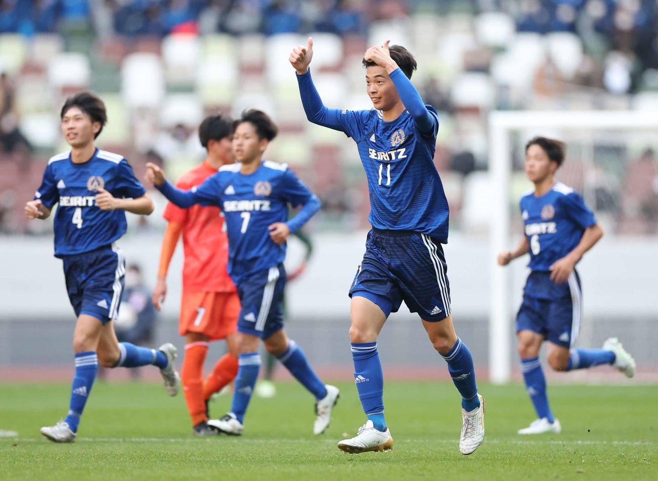 成立学園対津工　前半、ゴールを決めた成立学園・佐藤（撮影・宮地輝）