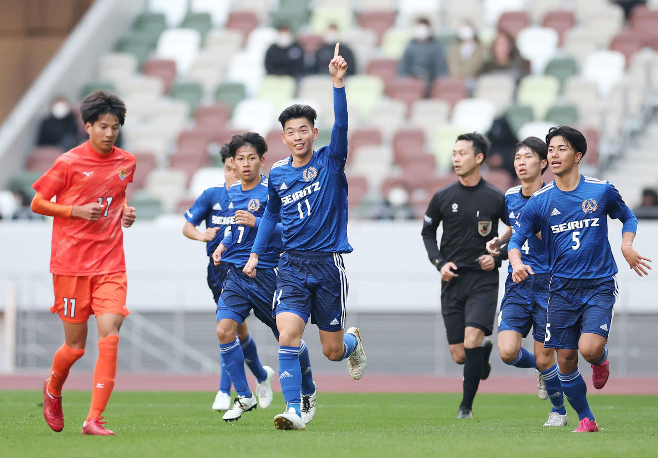 成立学園対津工　前半、ゴールを決めて指を突き上げる成立学園・佐藤（中央）（撮影・宮地輝）