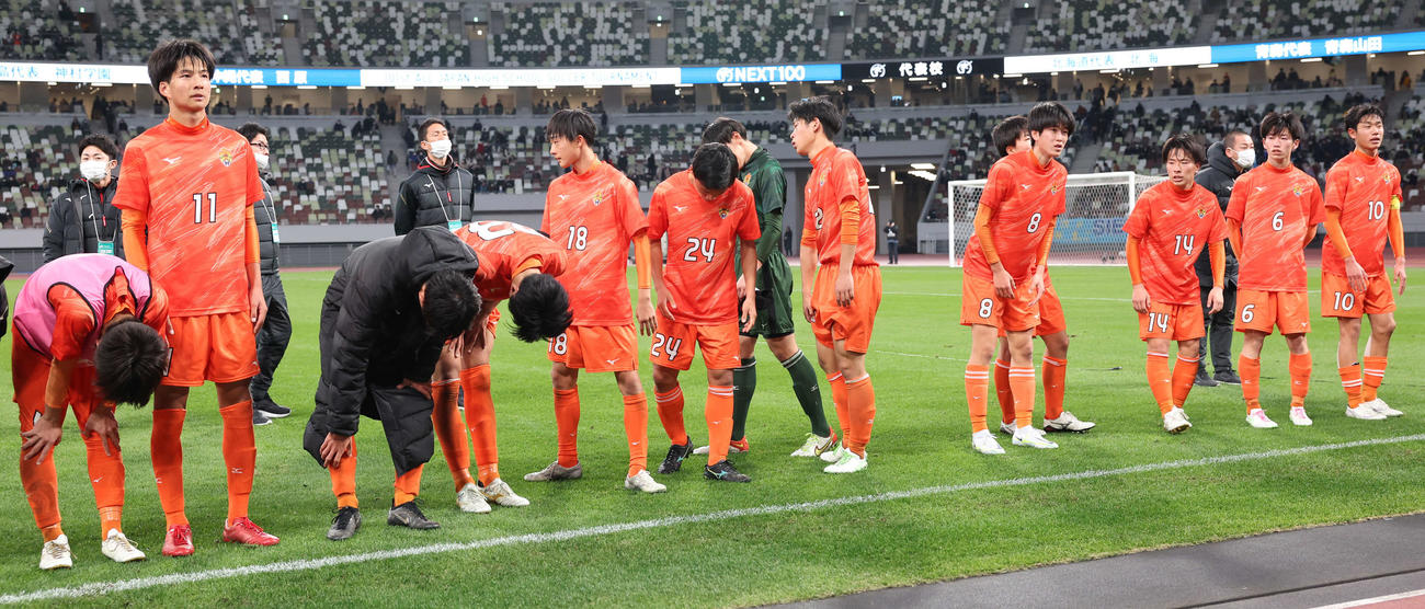 成立学園対津工　開幕戦で敗れ、肩を落とす津工イレブン（撮影・宮地輝）