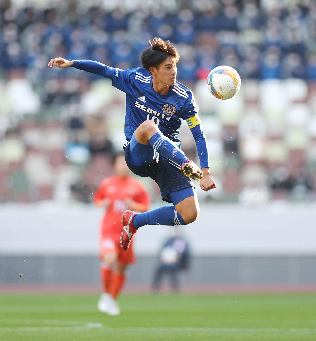 成立学園対津工　前半、プレーする成立学園・八木（撮影・宮地輝）
