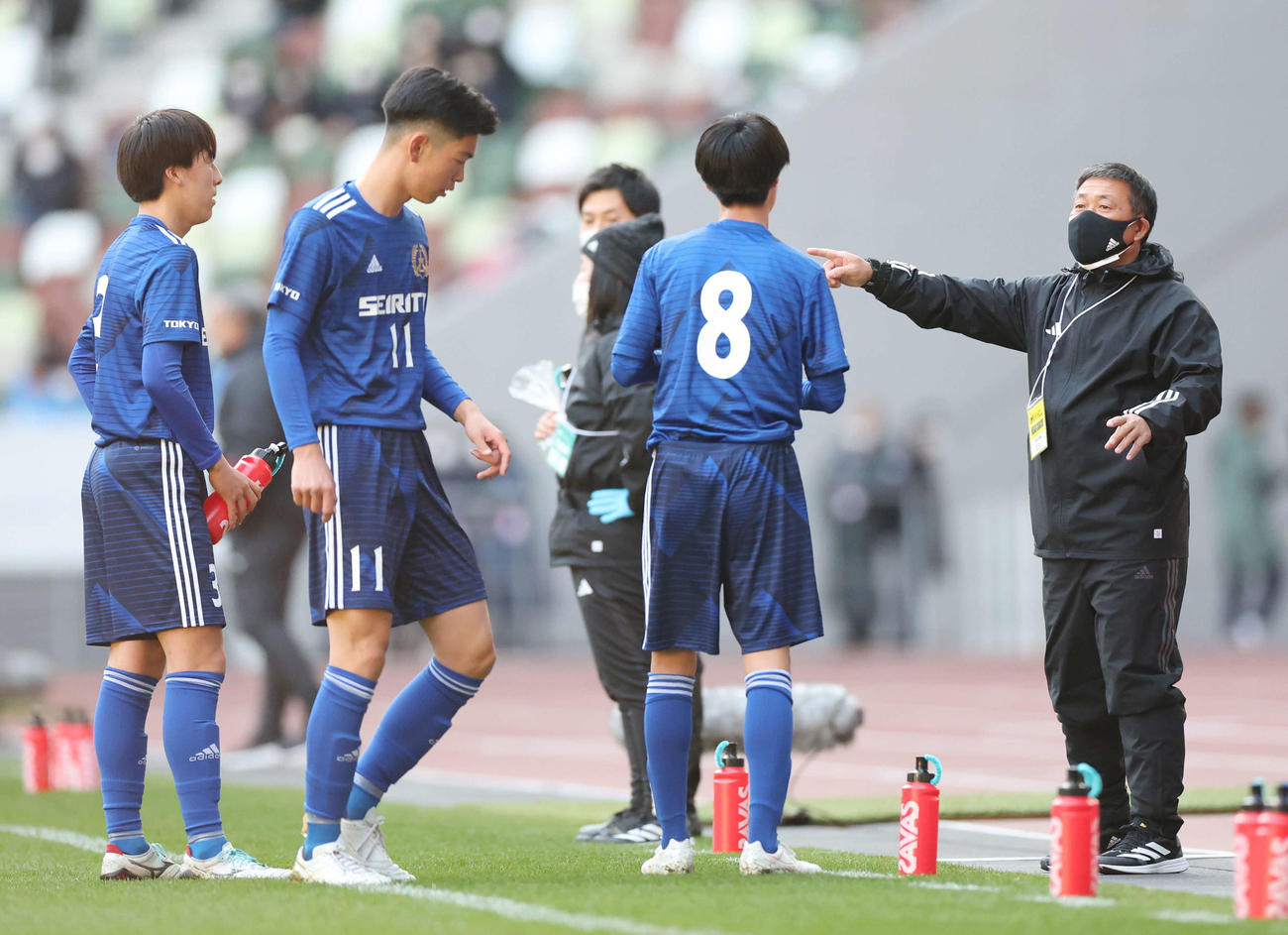 成立学園対津工　前半、選手たちに指示を出す成立学園・山本監督（右）（撮影・宮地輝）