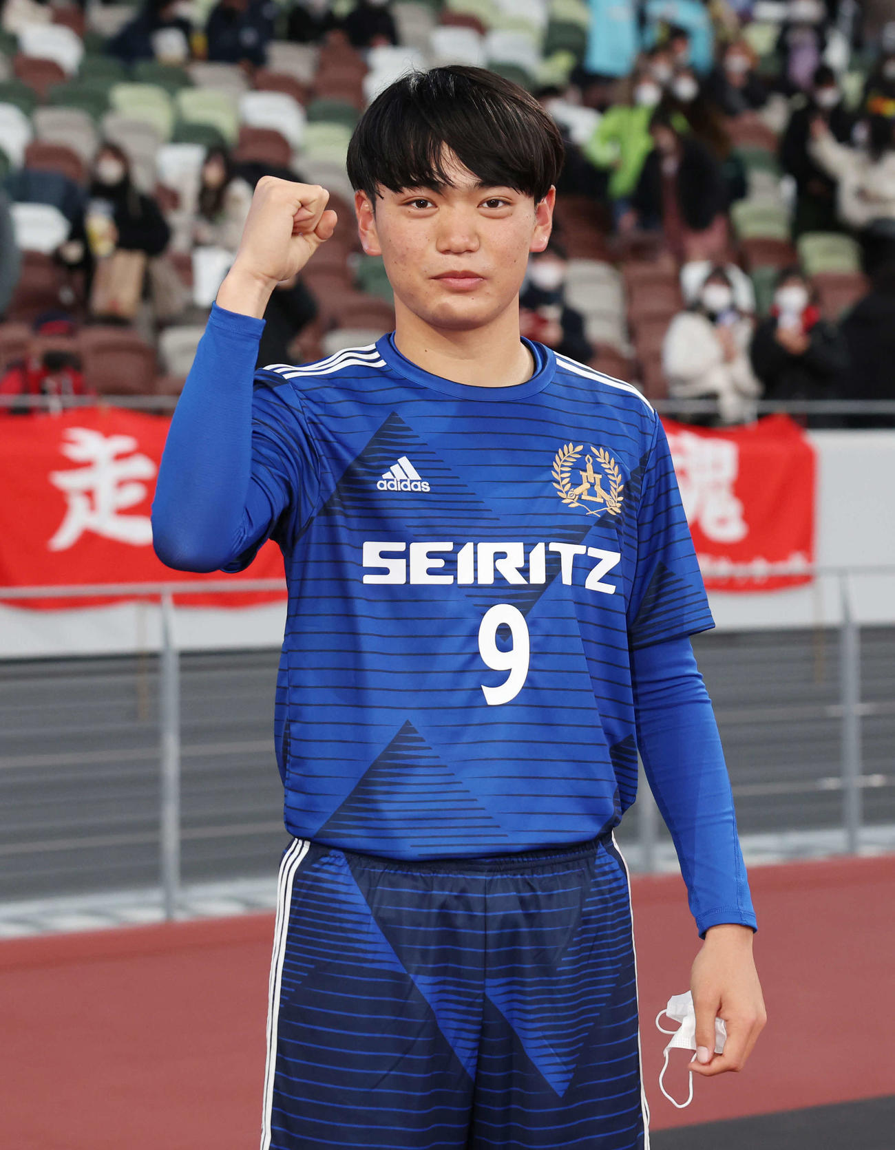 成立学園対津工　勝利し、ガッツポーズする成立学園・渡辺（撮影・宮地輝）