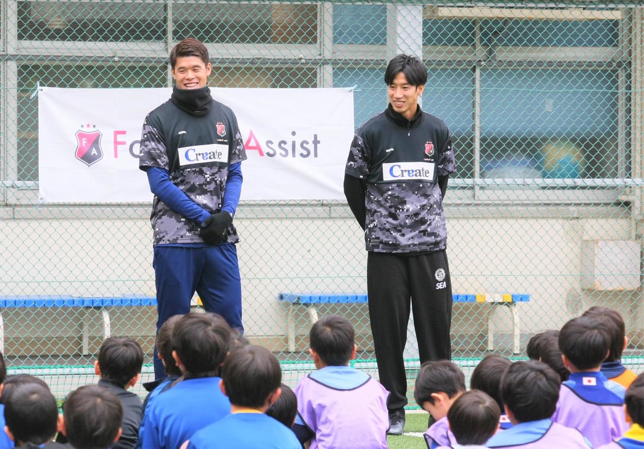 サッカー教室イベントで子どもたちに話しかける浦和酒井（左）と磐田大津（2022年12月17日撮影）