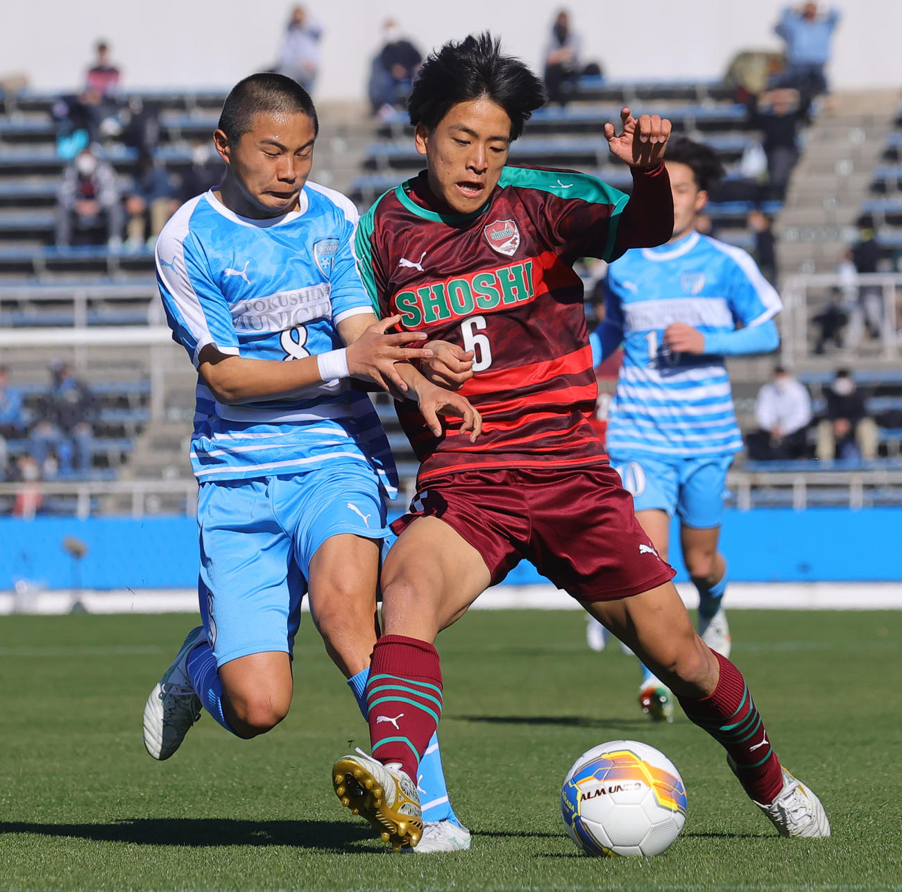 尚志対徳島市立　前半、ボールを奪い合う徳島市立・山座（左）と尚志・吉満（撮影・野上伸悟）