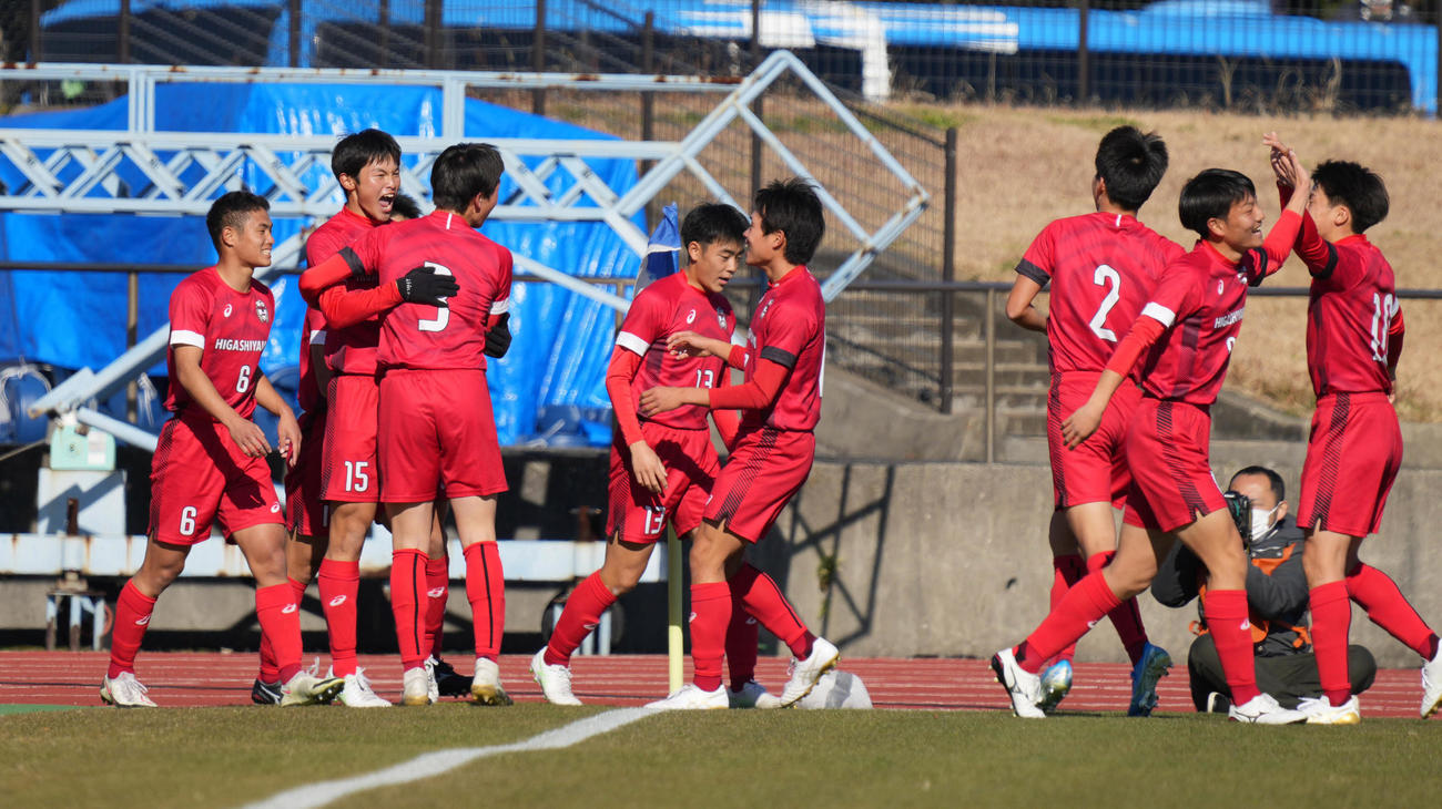 星稜対東山　前半、東山・豊島（左から2人目）は先制ゴールを奪いイレブンの祝福を受ける（撮影・小沢裕）