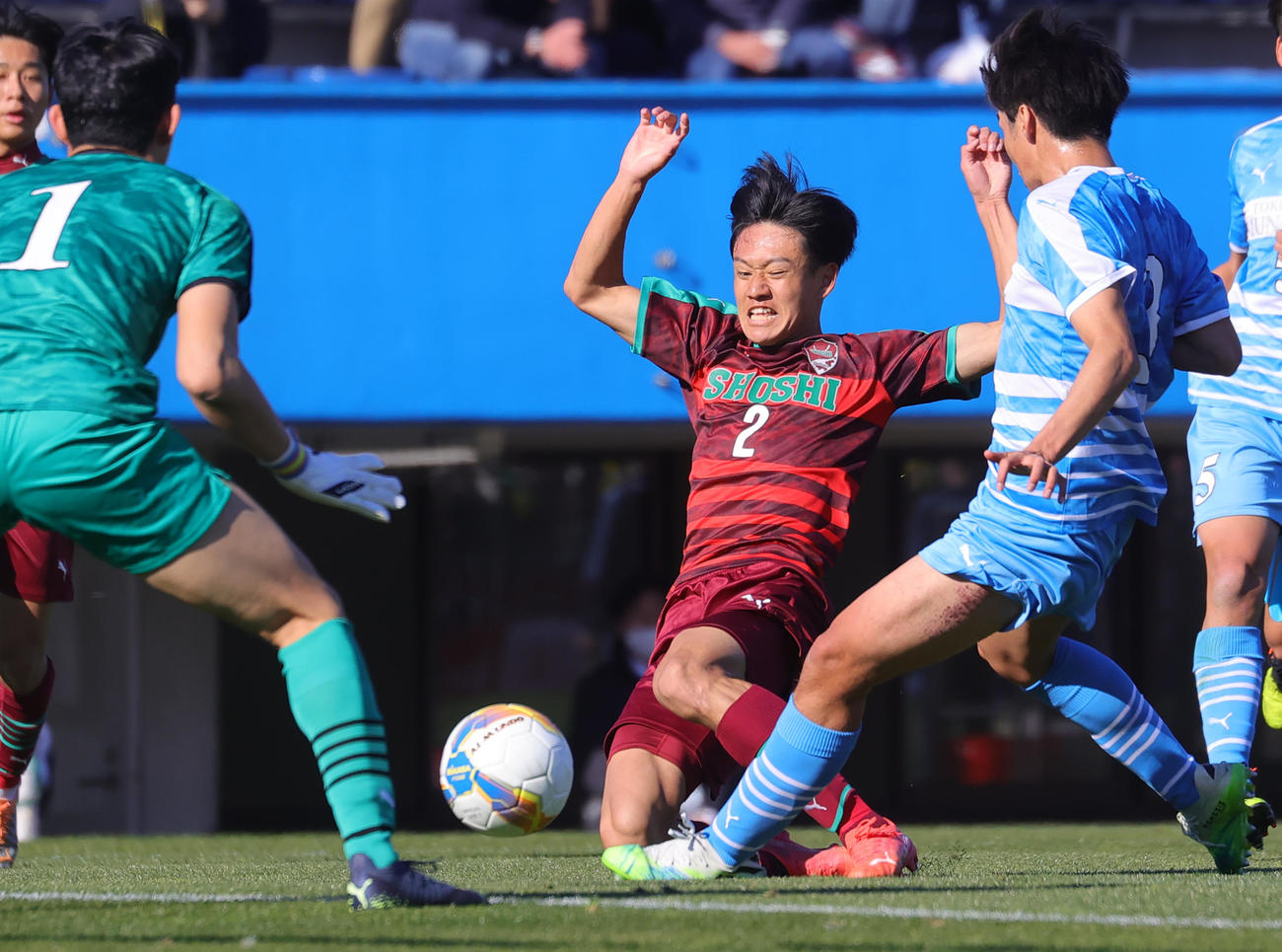 尚志対徳島市立　前半、シュートに持ち込もうとする尚志・鈴木大（撮影・野上伸悟）