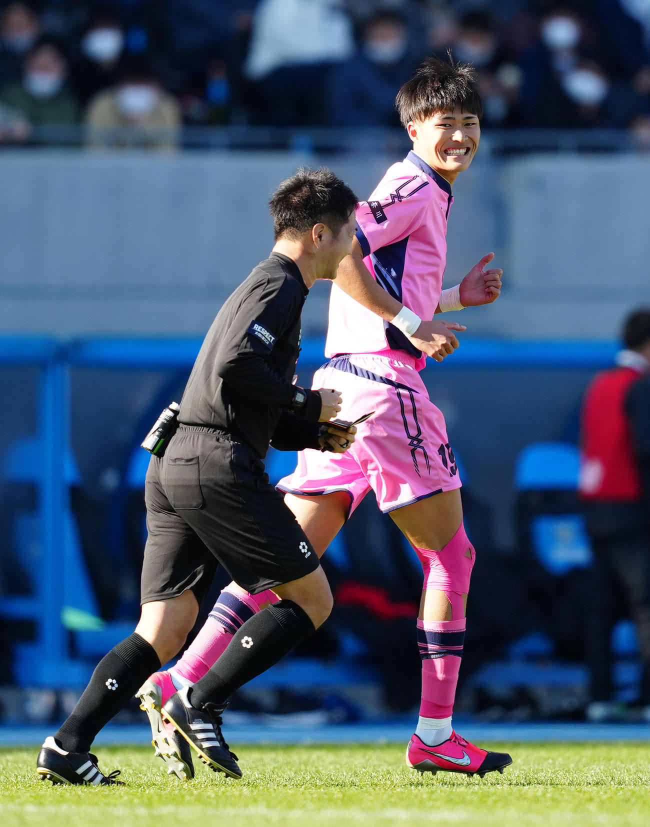 日大藤沢対西原　後半、ヘディングでゴールを決めた日大藤沢・森重（右）（撮影・江口和貴）