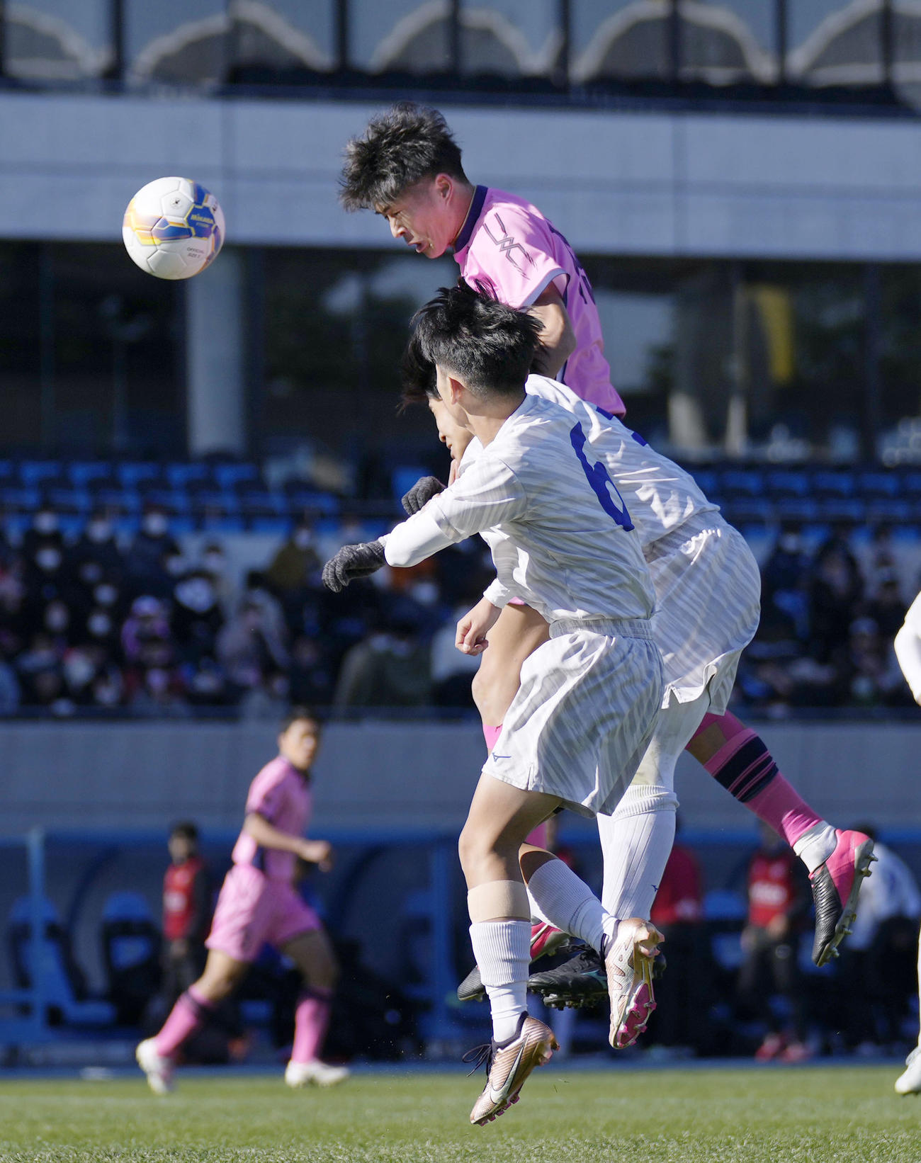 後半、ヘディングで自身2点目のゴールを決める日大藤沢・森重（奥）