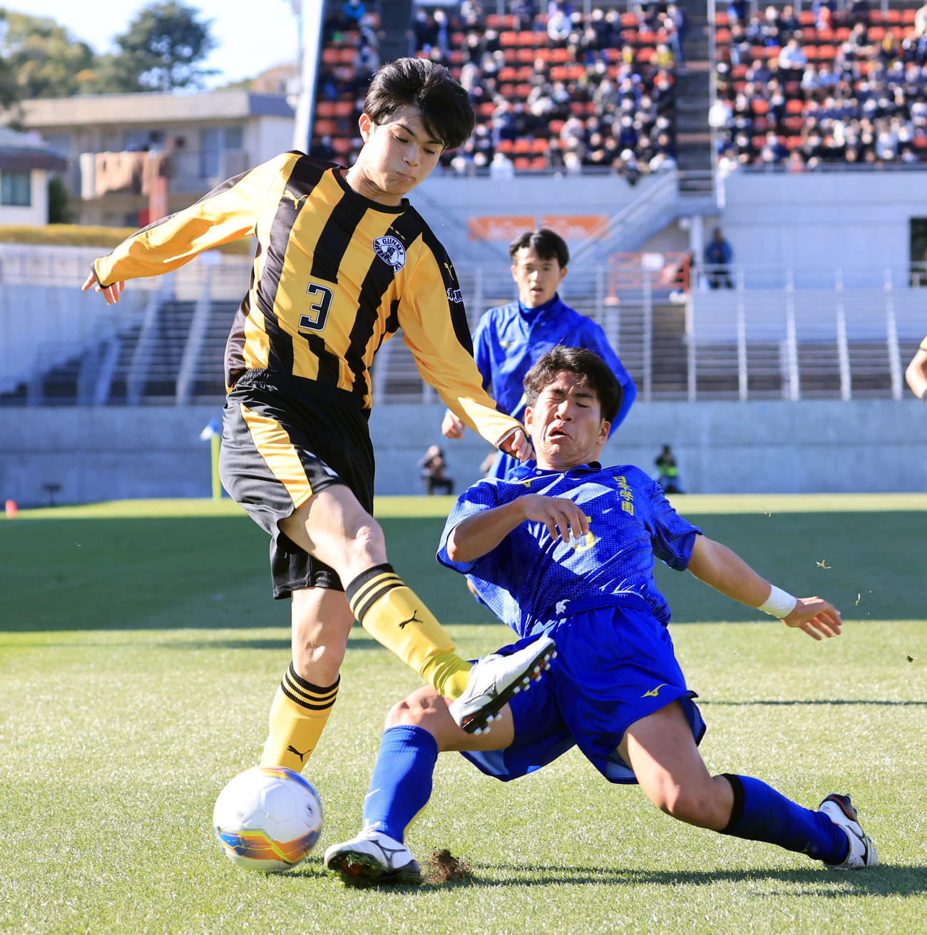 前橋育英対日章学園　前半、ボールを競り合う前橋育英DF井上（左）と日章学園DF芝（撮影・浅見桂子）