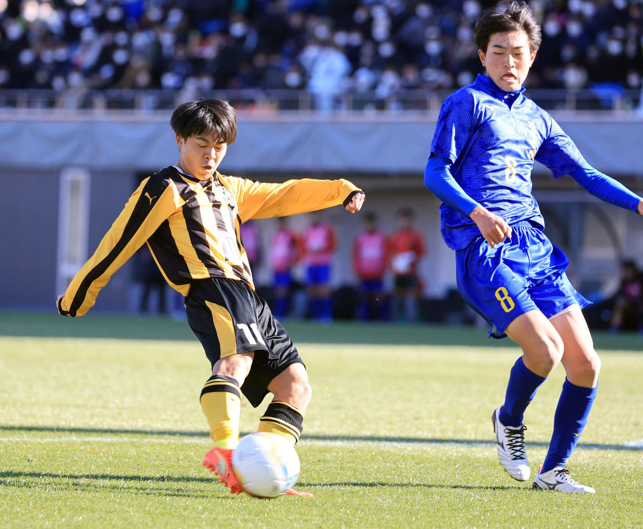 前橋育英対日章学園　後半、同点ゴールを決める前橋育英FW高足善（左）（撮影・浅見桂子）