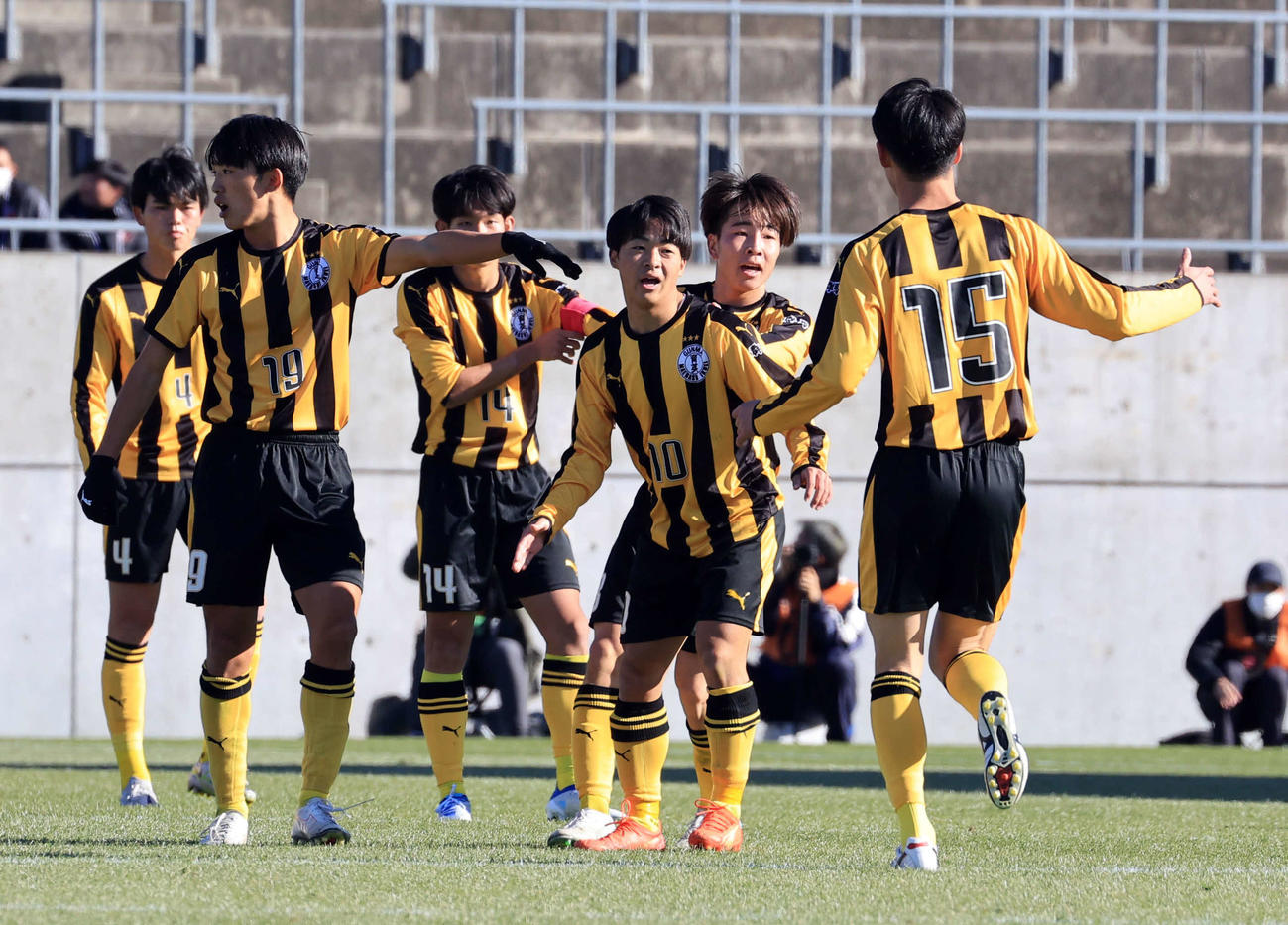 前橋育英対日章学園　後半、同点ゴールを決めた前橋育英FW高足（中央）はイレブンと喜び合う（撮影・浅見桂子）