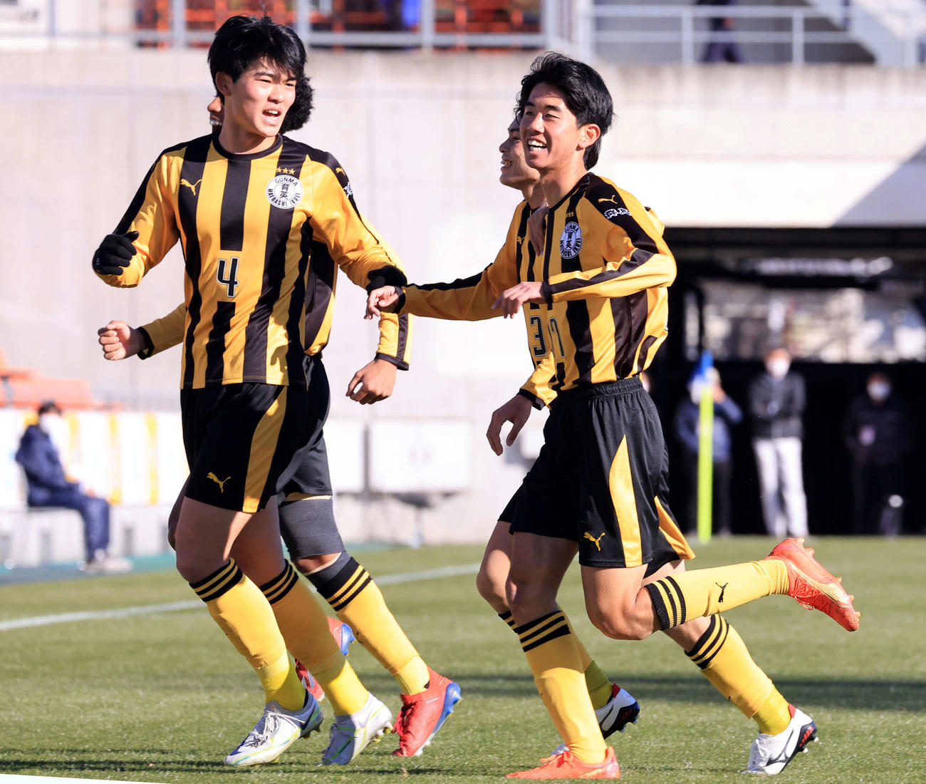 前橋育英対日章学園　後半、勝ち越しゴールを決め、スタンドに笑顔で走る前橋育英MF山田（右）（撮影・浅見桂子）