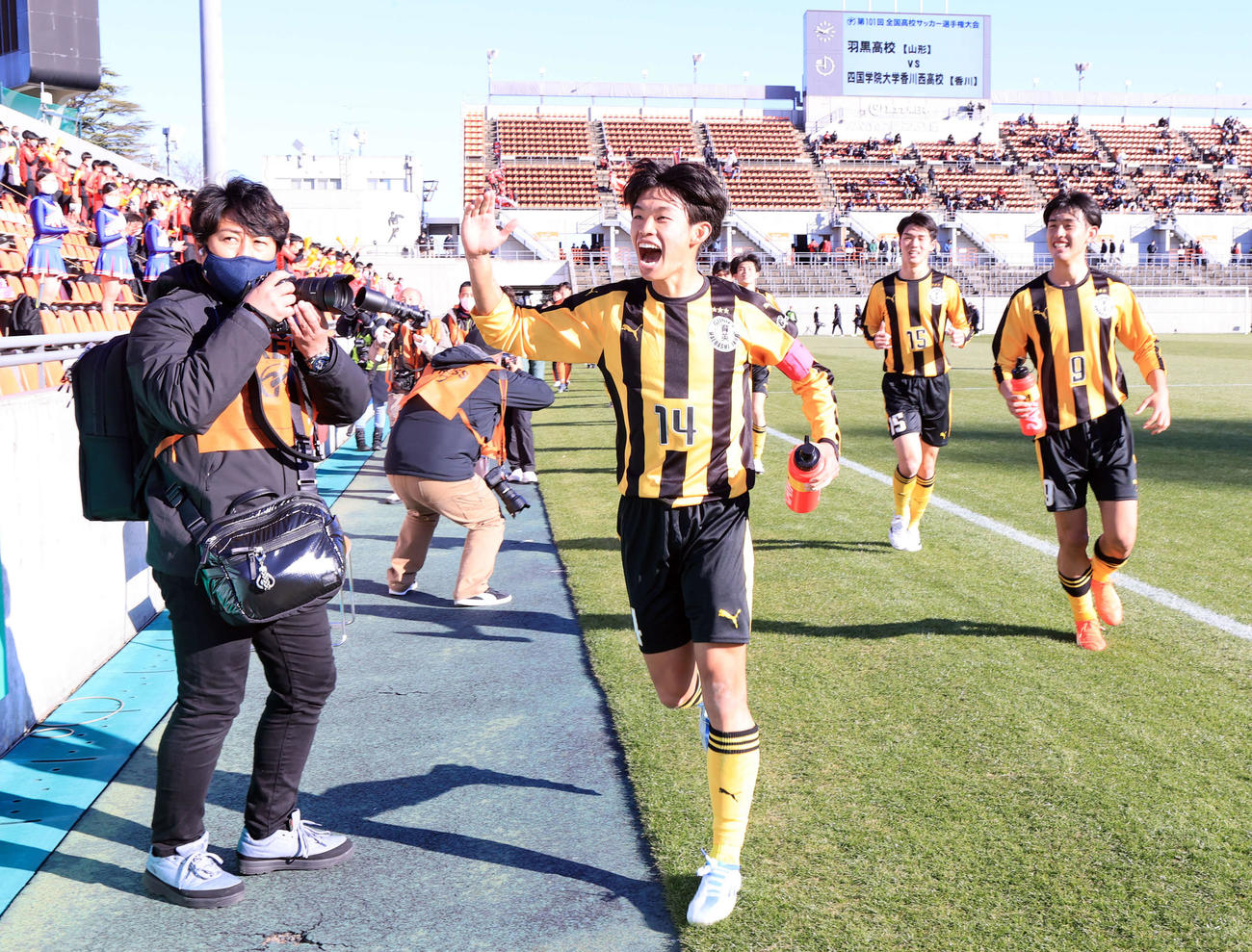 前橋育英対日章学園　初戦突破しスタンドに笑顔でハイタッチに向かう前橋育英MF徳永（撮影・浅見桂子）