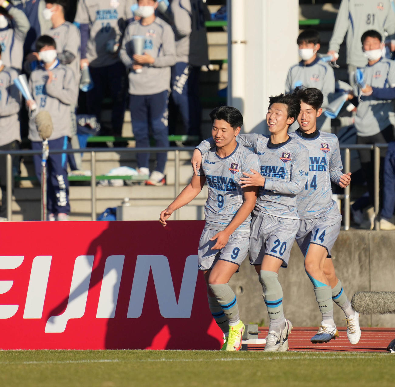 聖和学園対大分　後半、聖和学園・桃原（左）は先制ゴールを奪いイレブンの祝福を受ける（撮影・小沢裕）