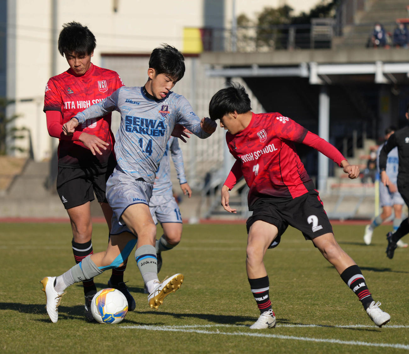 聖和学園対大分　前半、聖和学園・藤田（中央）は相手ディフェンスをかわしゴール前に切れ込む（撮影・小沢裕）