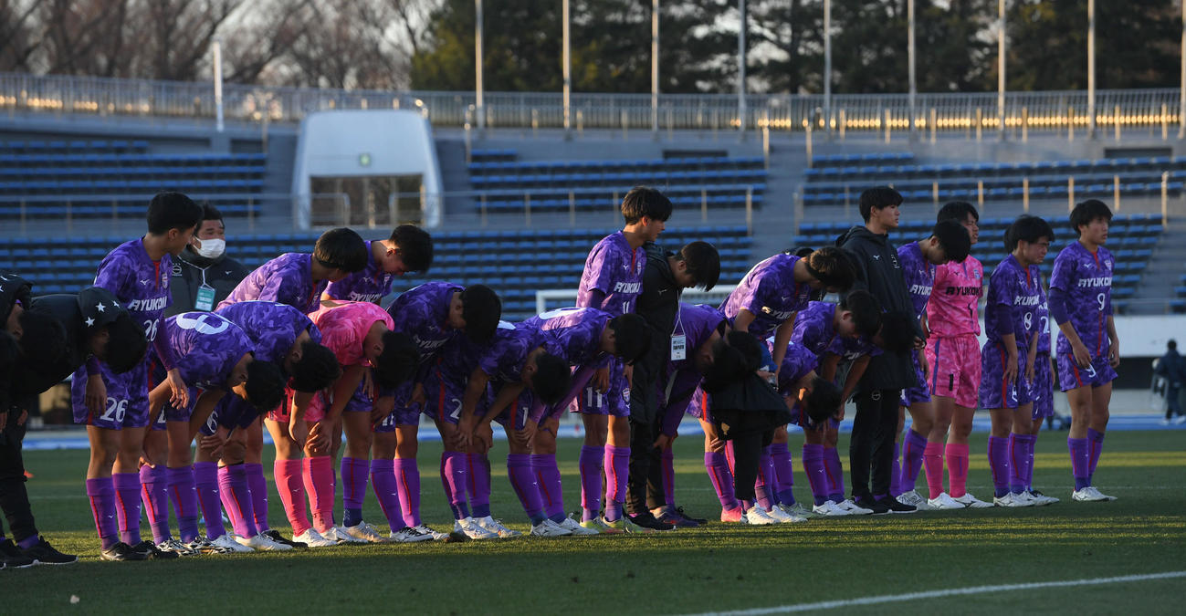 鹿島学園対龍谷　負けを喫しがっくり肩を落とす龍谷イレブン（撮影・たえ見朱実）