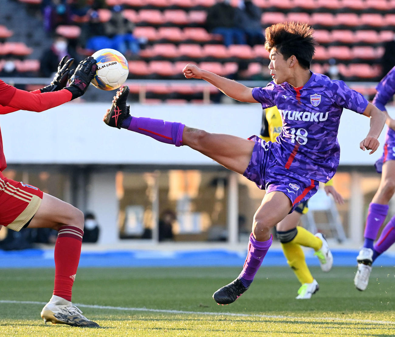 鹿島学園対龍谷　後半、ゴール前で足を伸ばす龍谷・島村（撮影・たえ見朱実）