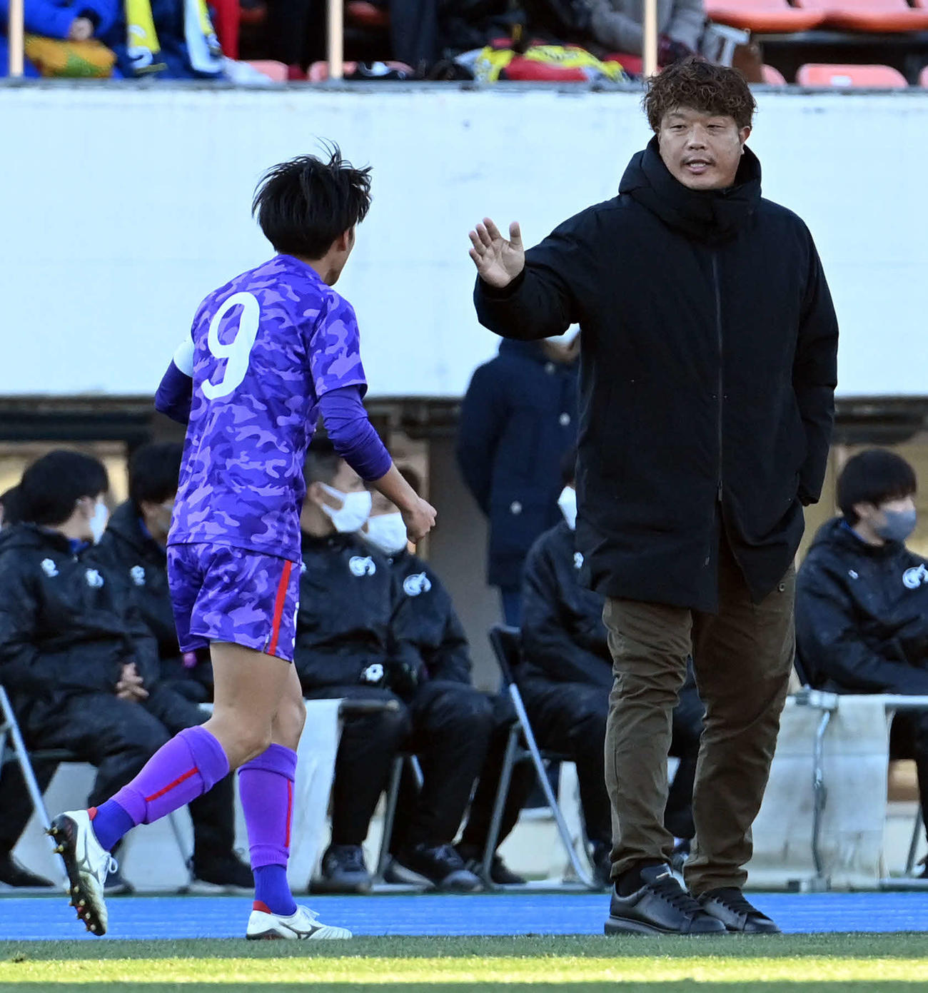 鹿島学園対龍谷　後半、ゴールを決めた龍谷・今野を迎える太田監督（撮影・たえ見朱実）