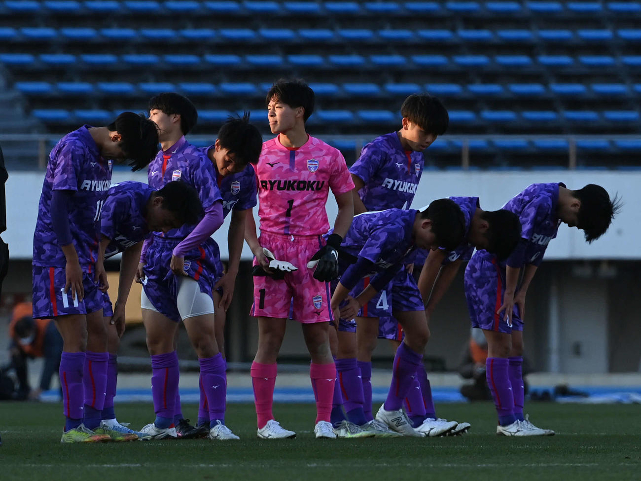 鹿島学園対龍谷　初戦敗退にがっくり肩を落とす龍谷イレブン（撮影・たえ見朱実）