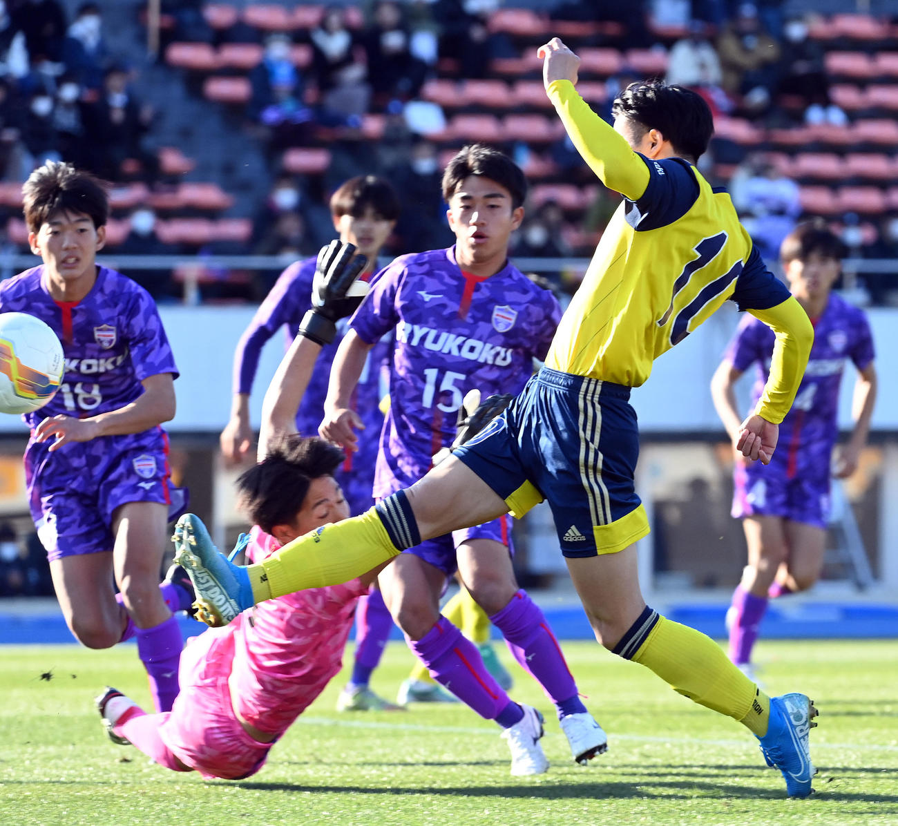 鹿島学園対龍谷　前半、先制ゴールを決める鹿島学園・林（撮影・たえ見朱実）