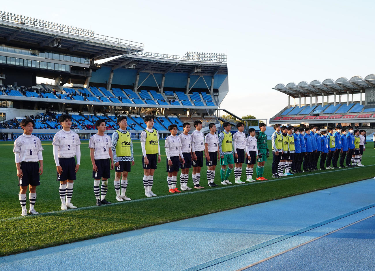 松本国際対米子北　試合後、応援席にあいさつする米子北の選手たち（撮影・江口和貴）