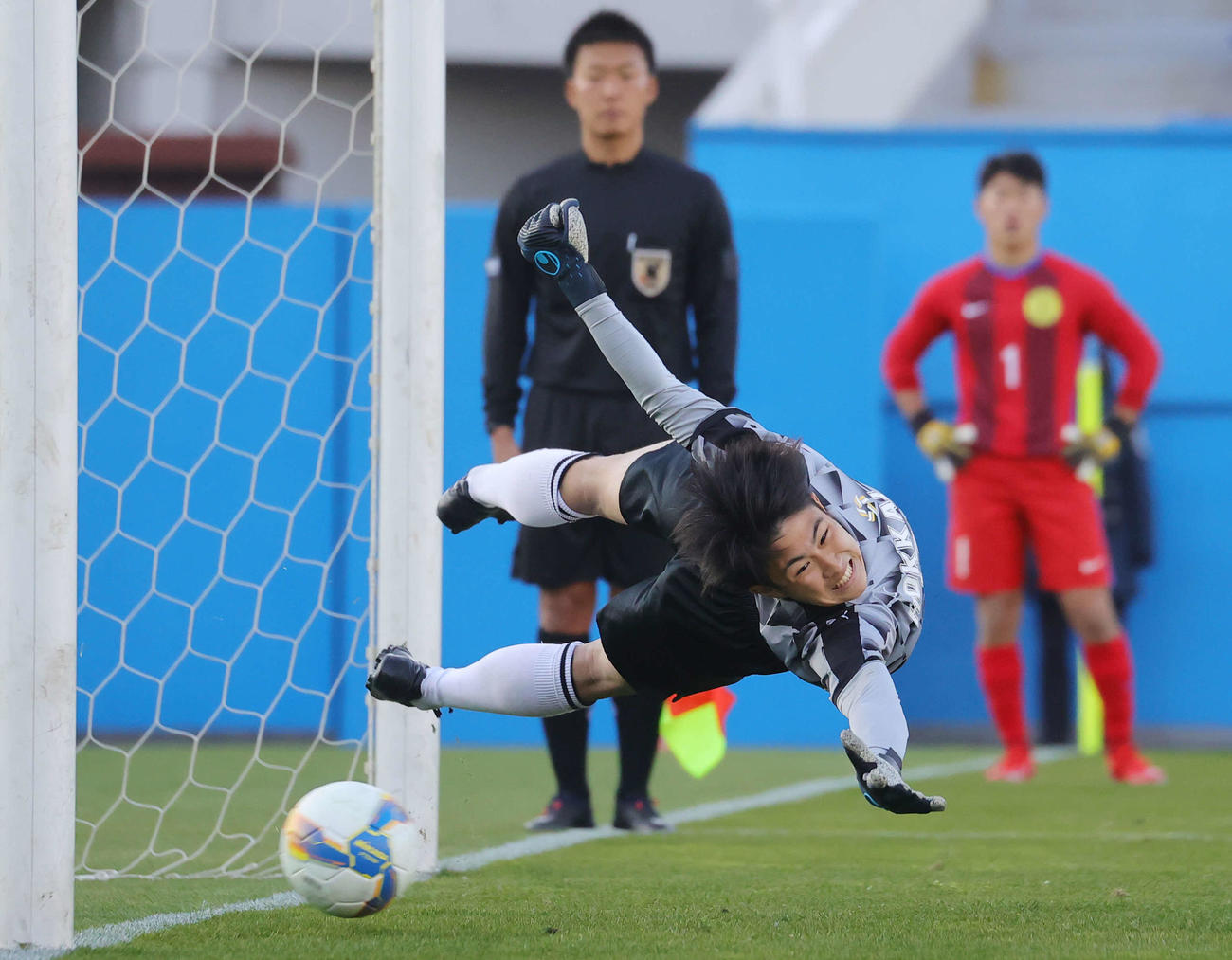 北海対国見　PK戦で国見2人目のシュートに反応する北海GK葉原（撮影・野上伸悟）