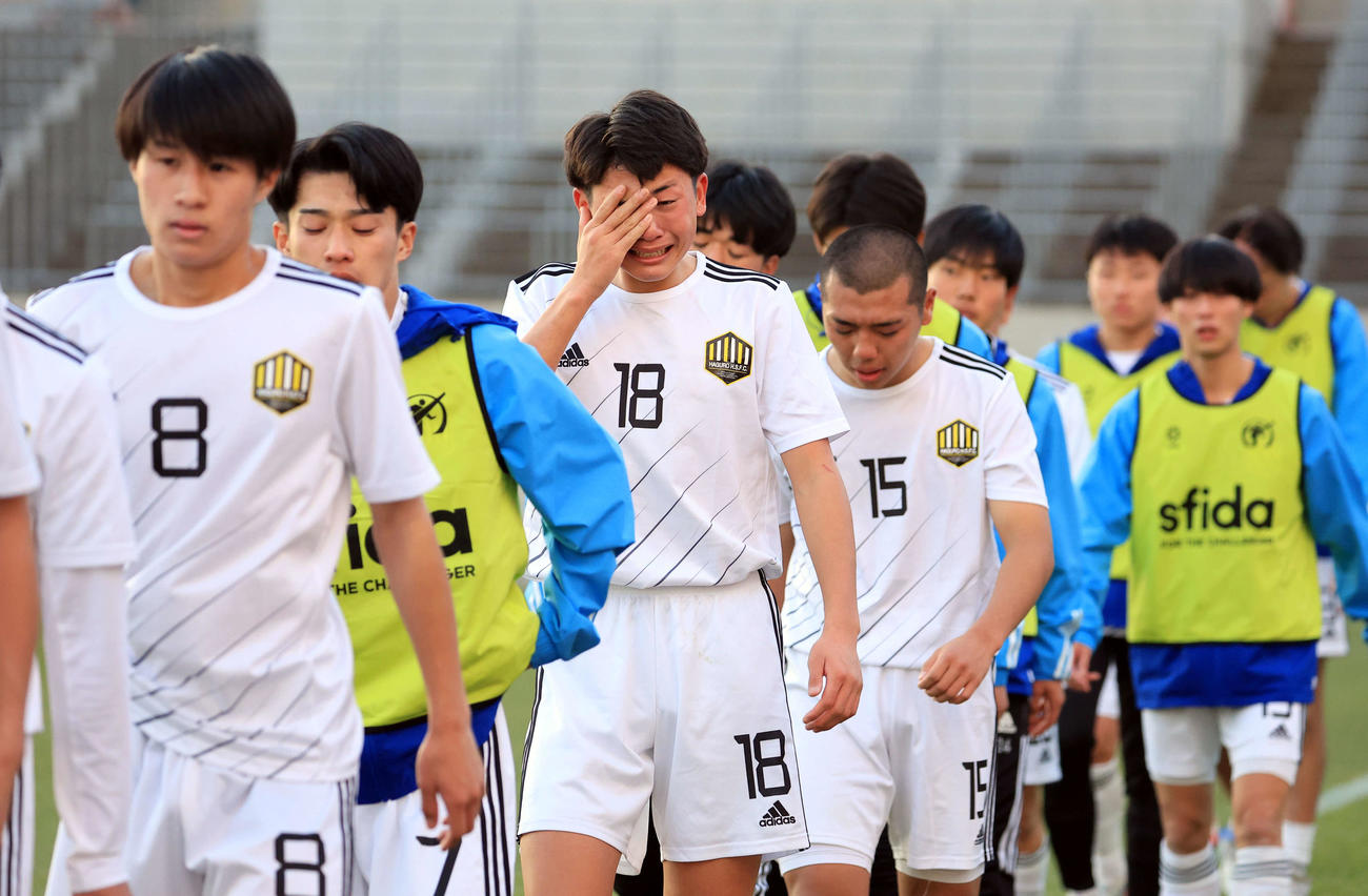 羽黒対四国学院大香川西　2－3の惜敗に、泣きぬれる三国谷斗羽（中央）ら羽黒イレブン（撮影・浅見桂子）