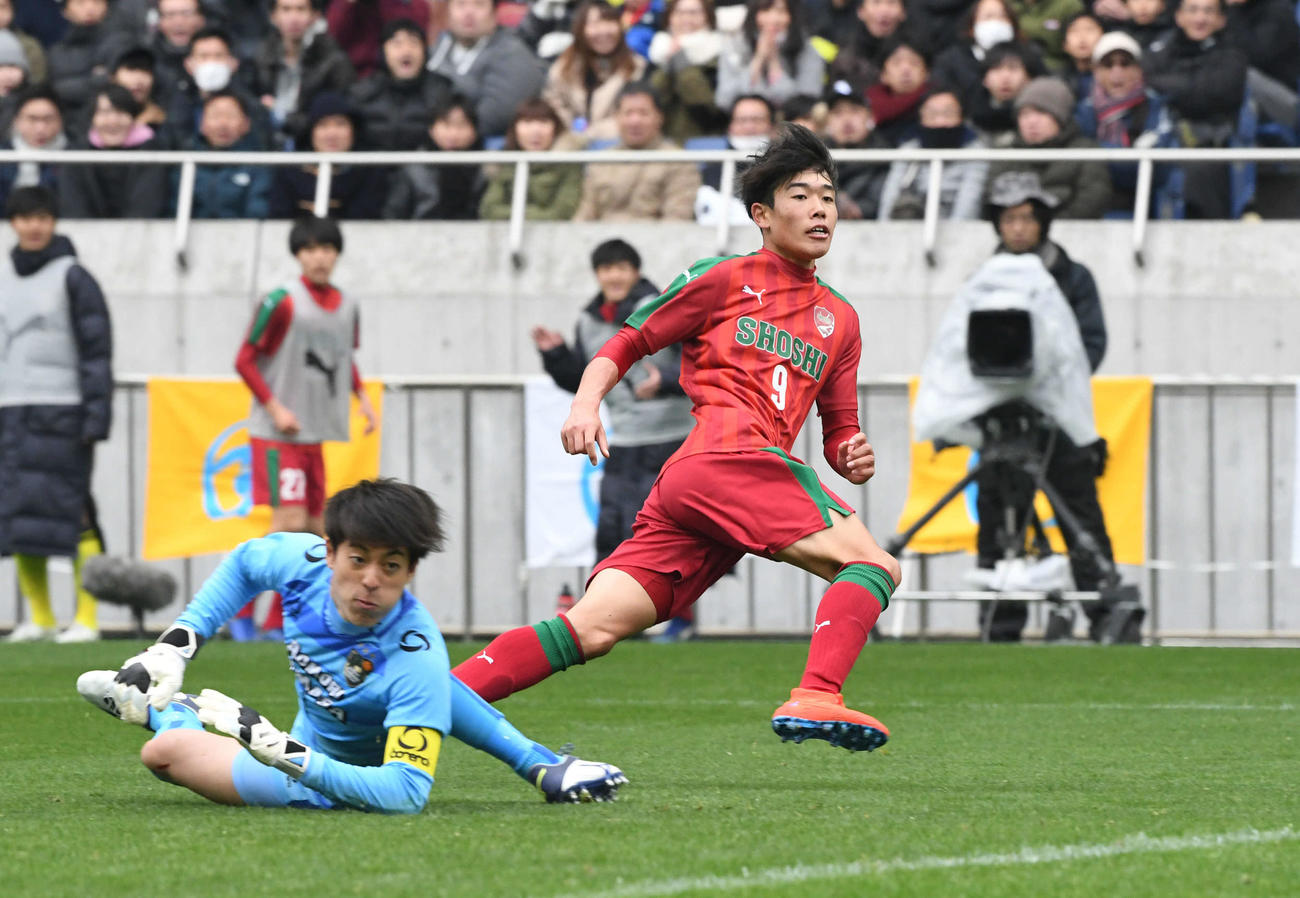 19年1月12日、全国高校サッカー準決勝の青森山田戦でハットトリックを決めた尚志FW染野唯月（右）