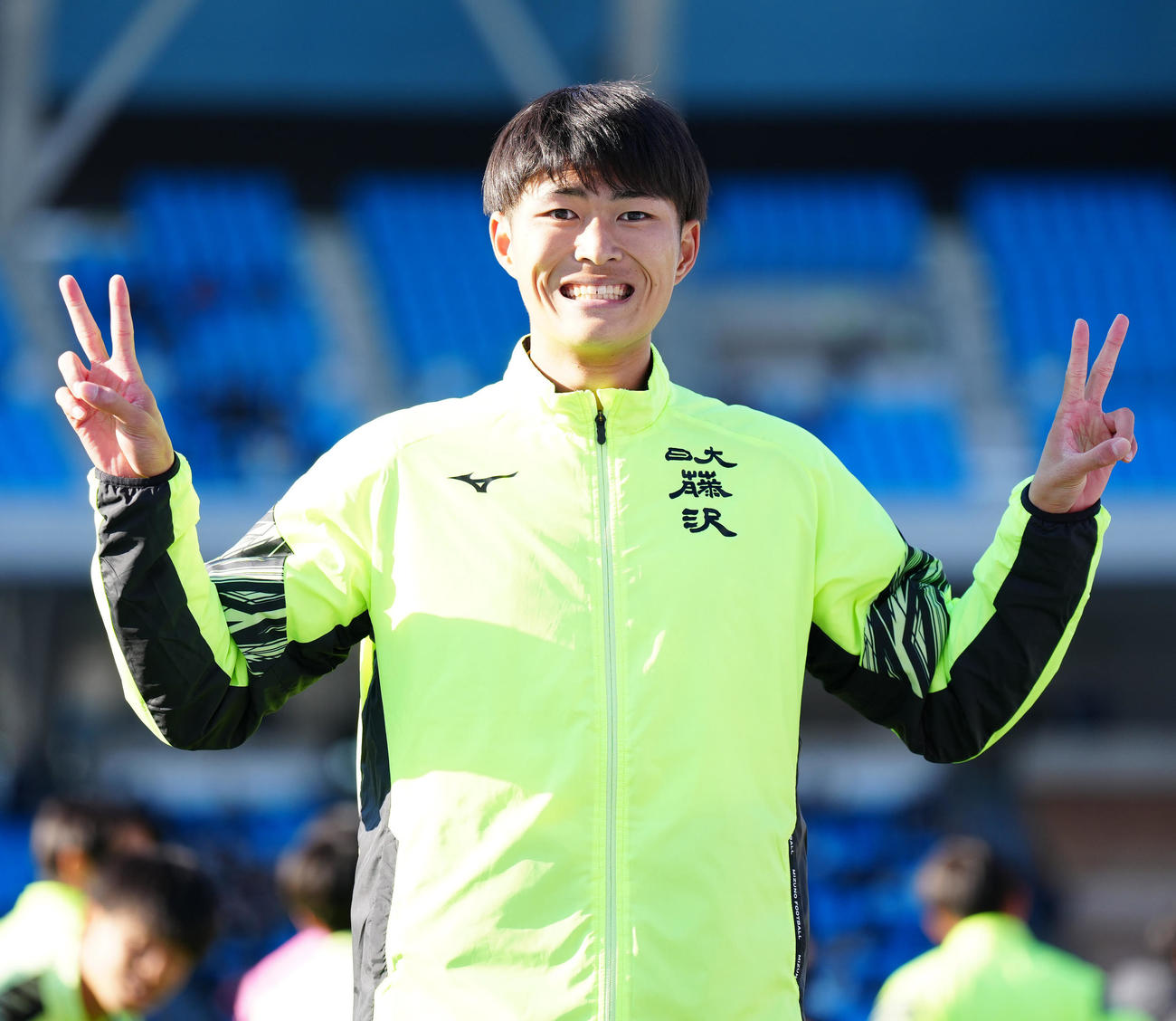 日大藤沢対西原　試合後、2得点でピースサインを見せる日大藤沢・森重（撮影・江口和貴）
