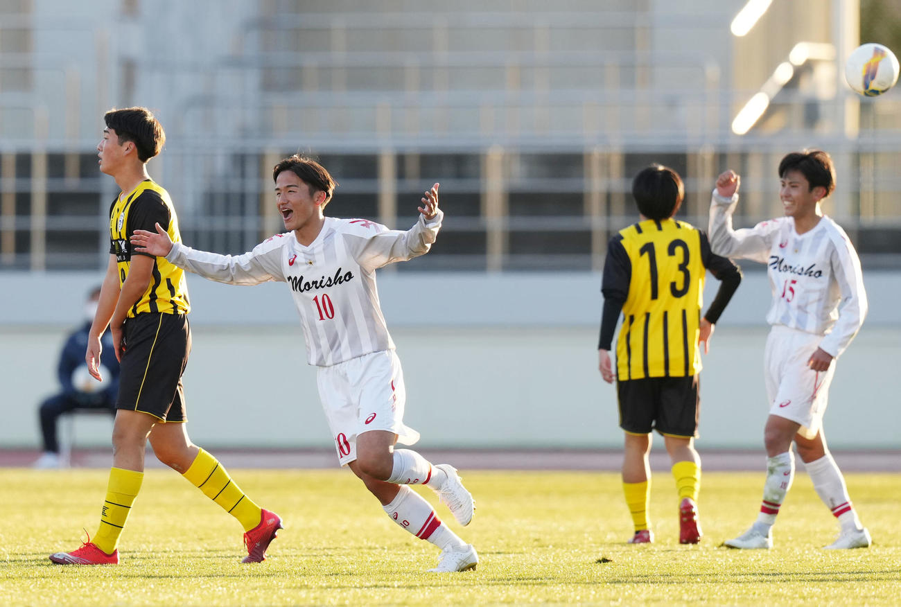 盛岡商対帝京五　帝京五に勝利し歓喜する原田（左から2人目）ら盛岡商イレブン（撮影・横山健太）