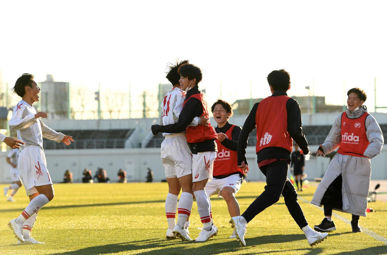 盛岡商対帝京五　後半、原田のゴールで逆転し歓喜する盛岡商イレブン（撮影・横山健太）