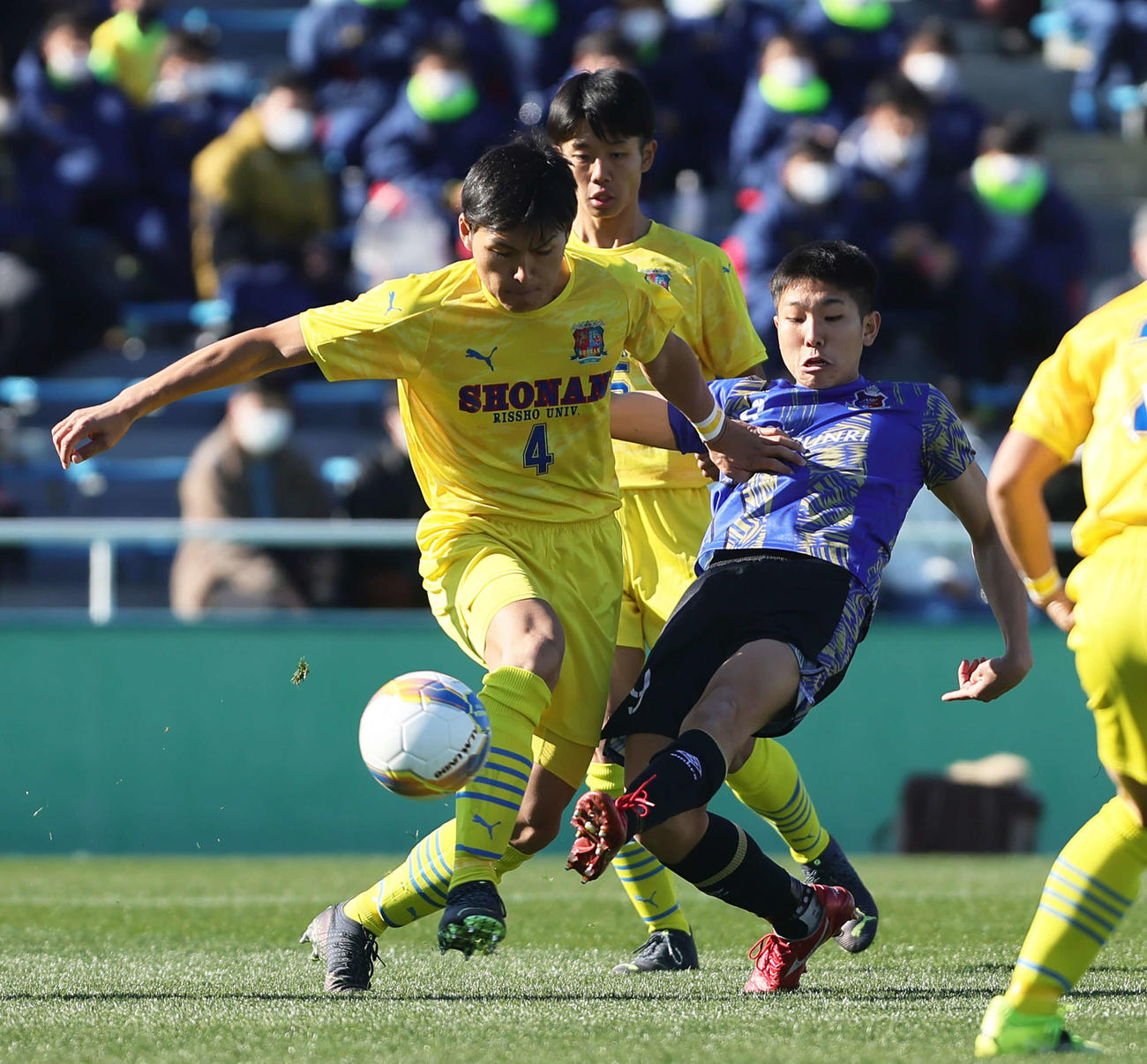 試合開始20秒、ゴールを決める日本文理・杉本（右）（撮影・足立雅史）