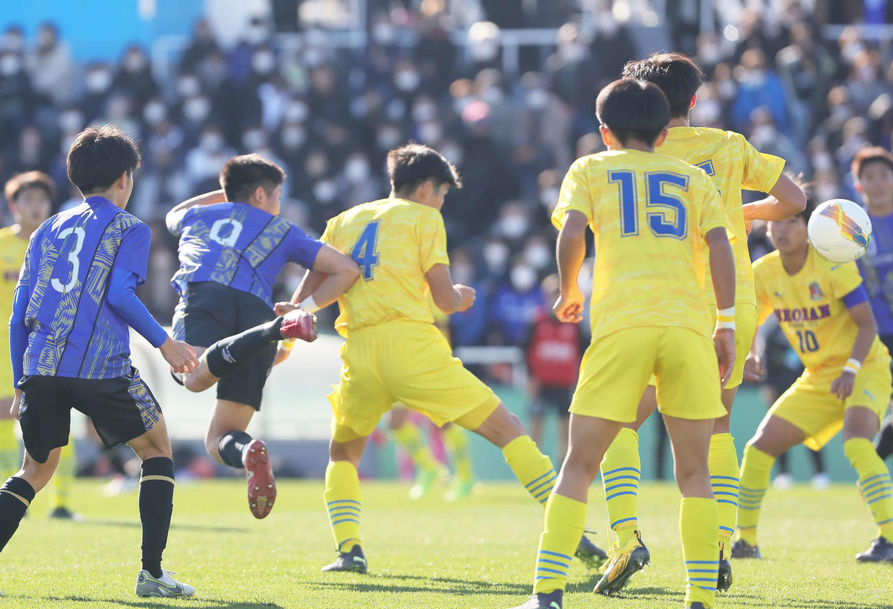 後半34分、ヘッドで決勝ゴールを決める日本文理・杉本（左から2人目）（撮影・足立雅史）