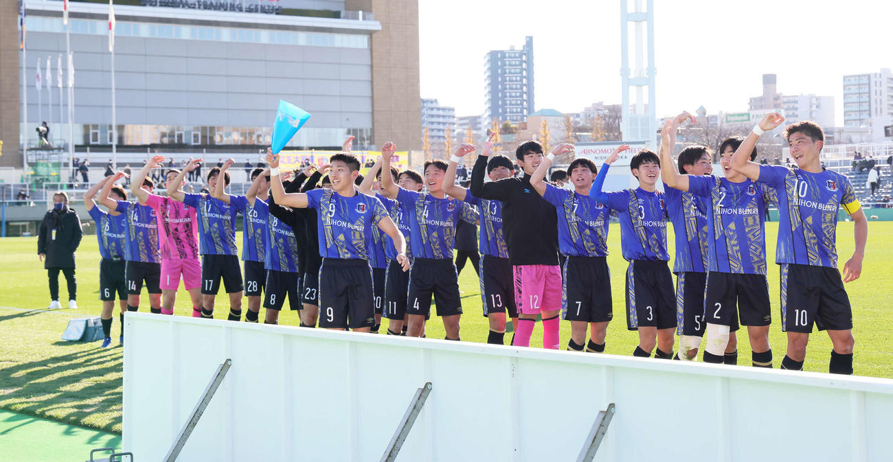 勝利を喜ぶ日本文理・杉本（中央）ら（撮影・足立雅史）