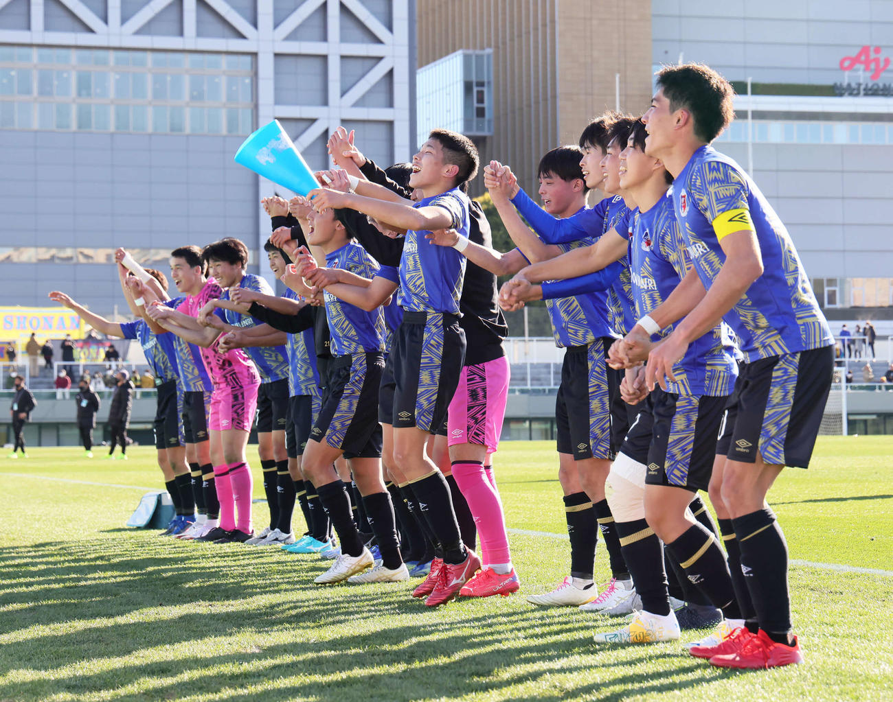 メガホンを手に勝利を喜ぶ日本文理・杉本（中央）（撮影・足立雅史）