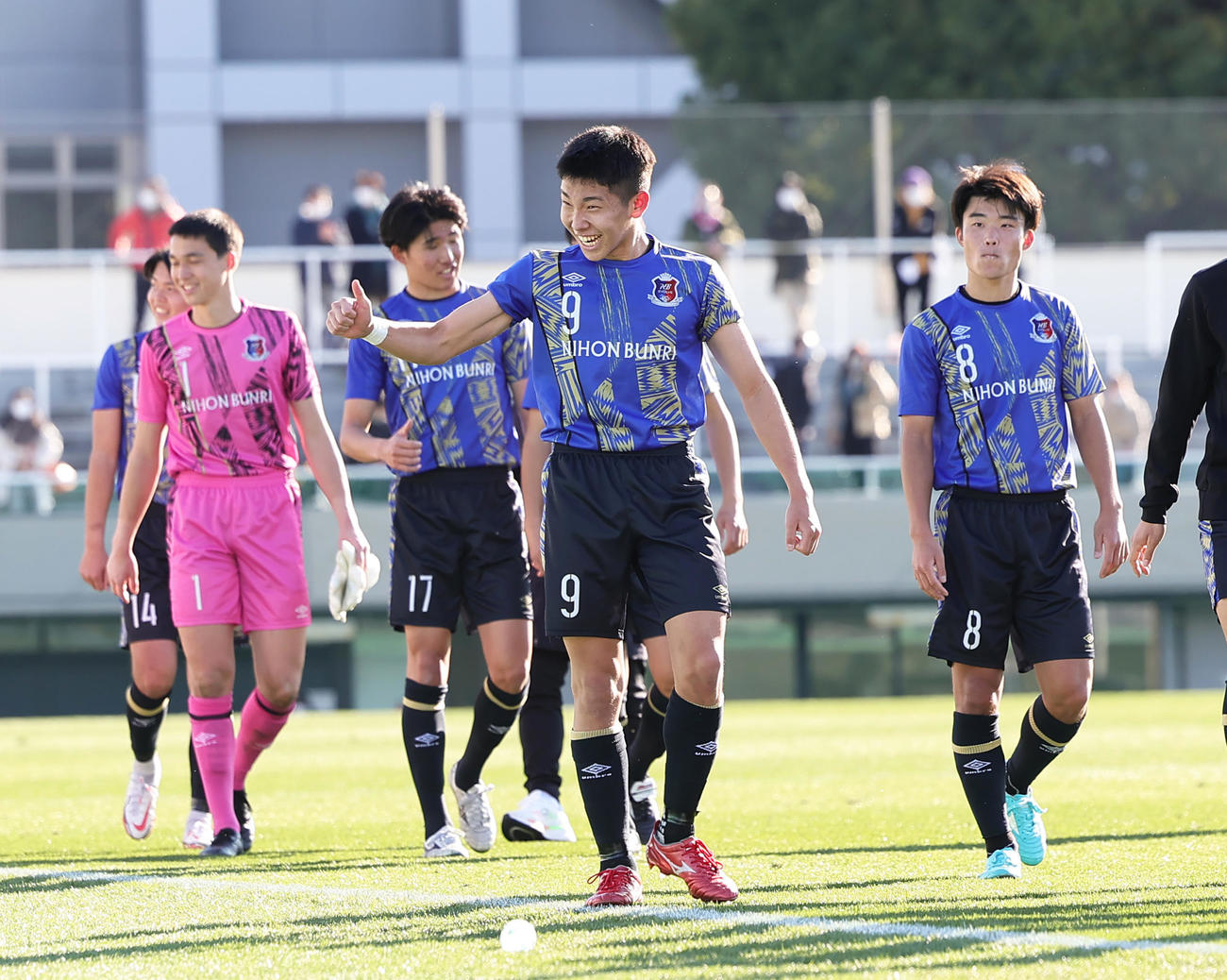 日本文理対立正大淞南　勝利し笑顔を見せる日本文理・杉本（中央）（撮影・足立雅史）
