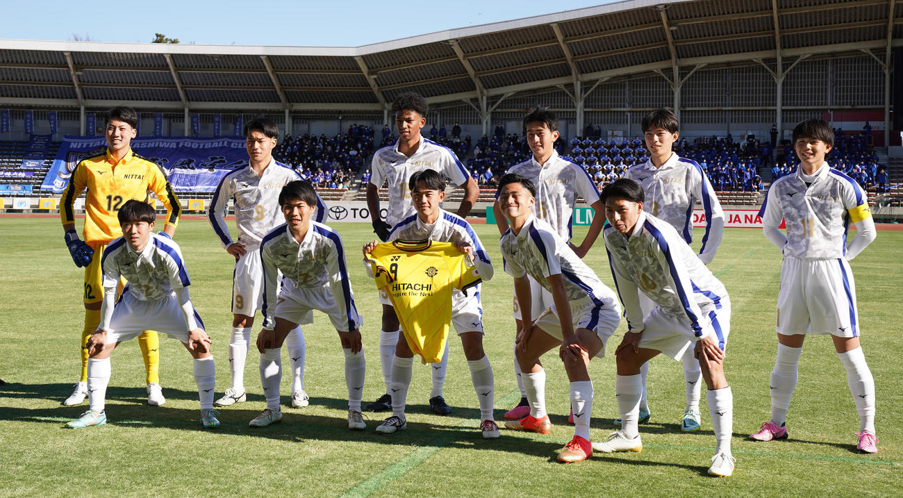 日体大柏対芦屋学園　工藤壮人さんのユニホームを手に集合写真に納まる日体大柏イレブン。前列左から寺村、相原、植木、岡田、古谷、後列左からGK原田、平野、オウイエ、柴田、古金谷、吉田（撮影・鈴木みどり）