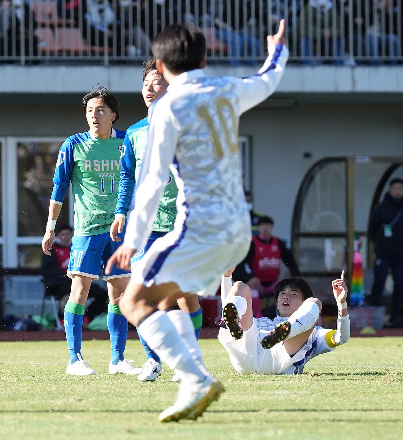 日体大柏対芦屋学園　後半、ゴールを決め喜ぶ日体大柏・吉田（右）（撮影・鈴木みどり）