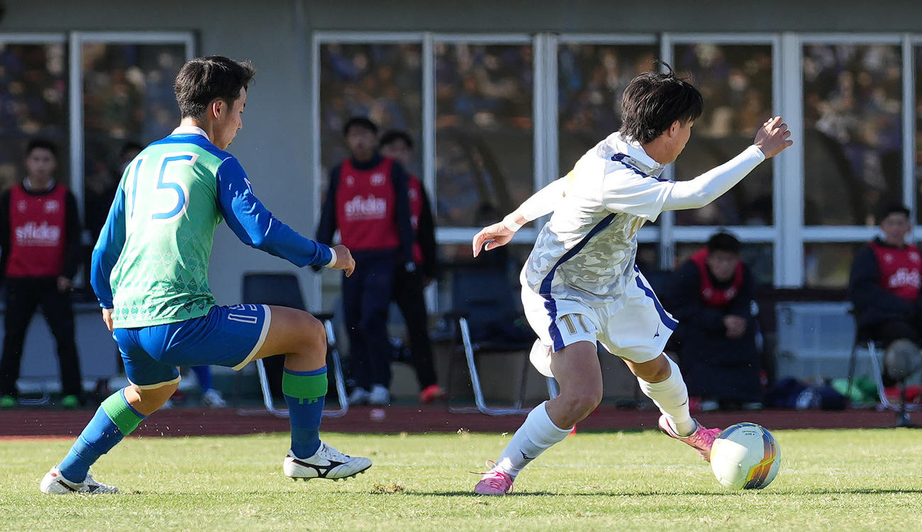 日体大柏対芦屋学園　後半、ゴールを決める日体大柏・吉田（撮影・鈴木みどり）