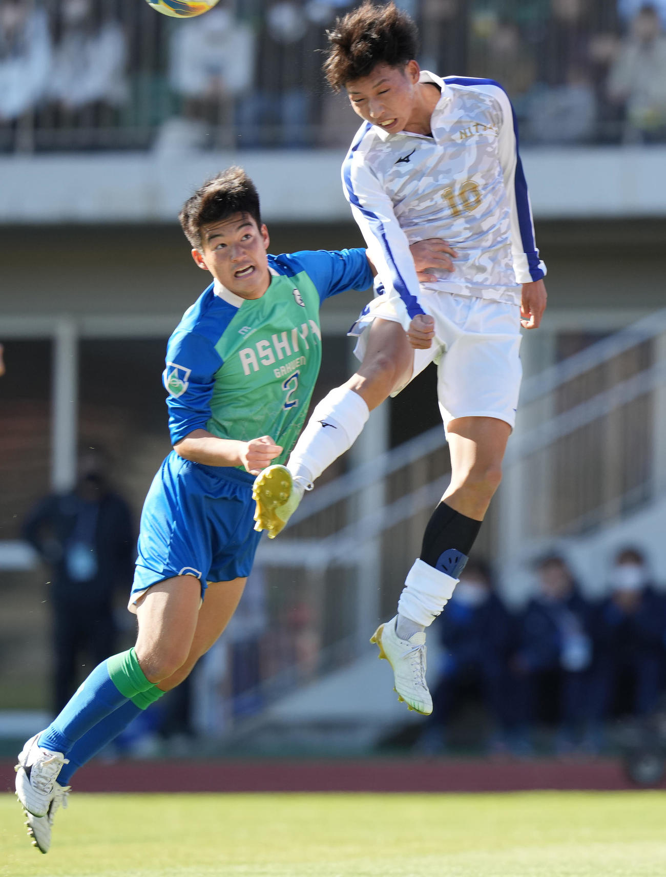 日体大柏対芦屋学園　前半、空中で競り合う日体大柏・古谷（右）（撮影・鈴木みどり）
